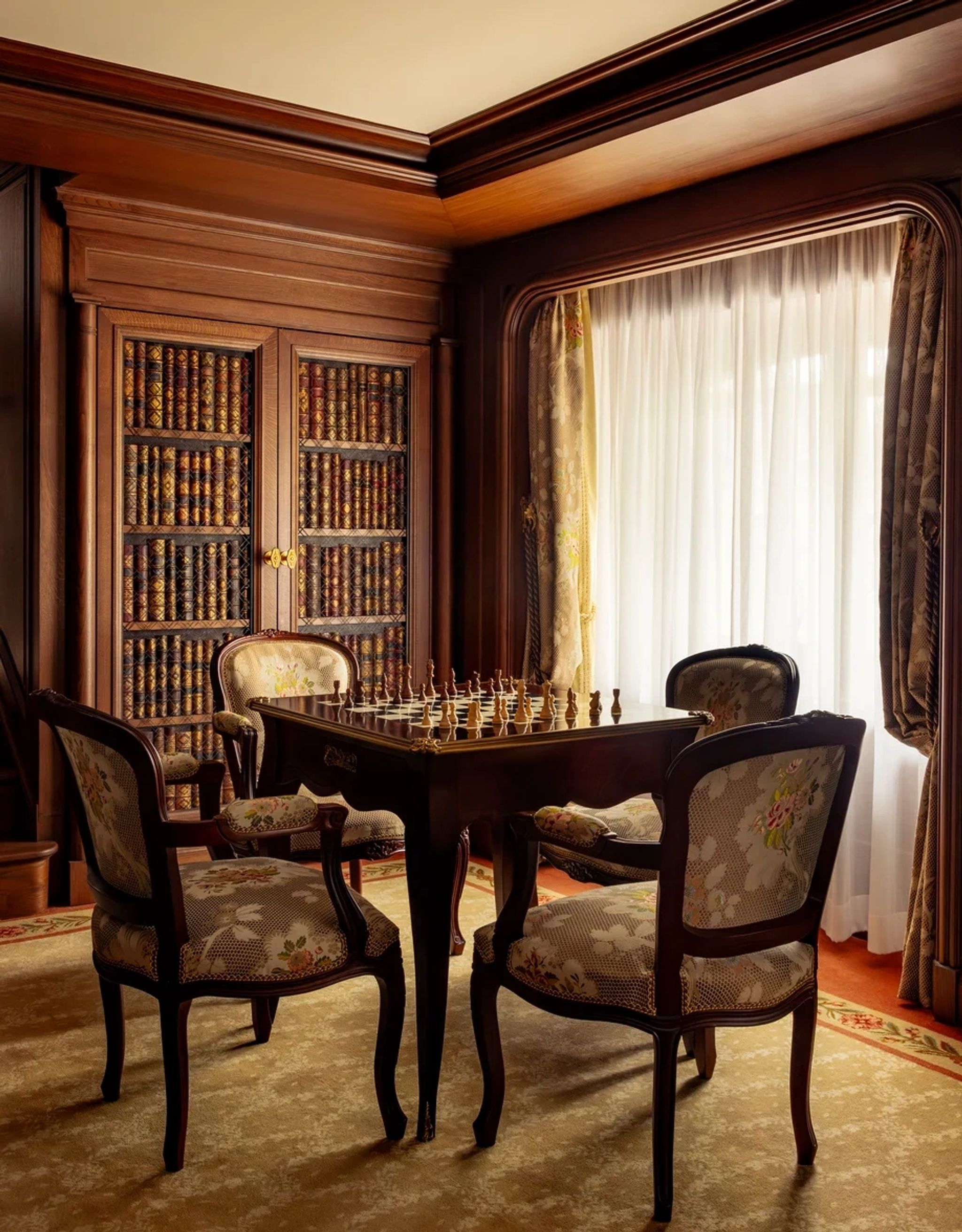 suite marcel proust - detalhes talhados madeira - mesa de xadrez