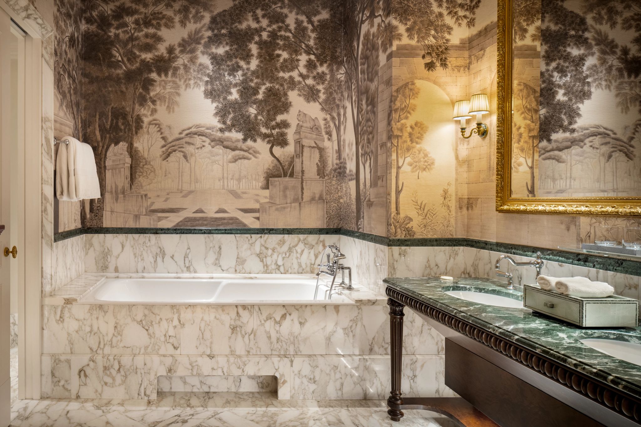 banheira de marmore – banho de banheira – suite com banheira