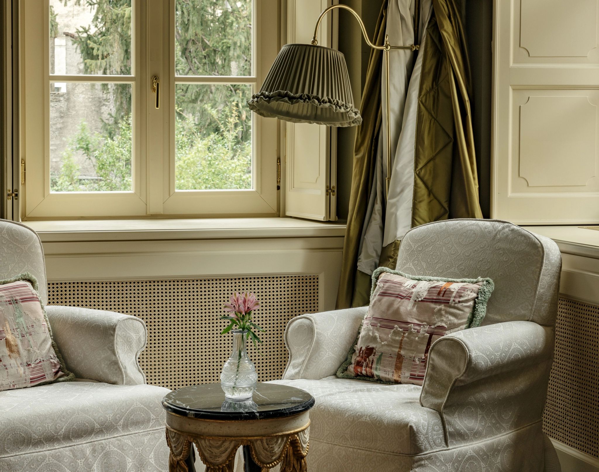 Room in the Villa decoraçao classica – chique – quarto com poltrona