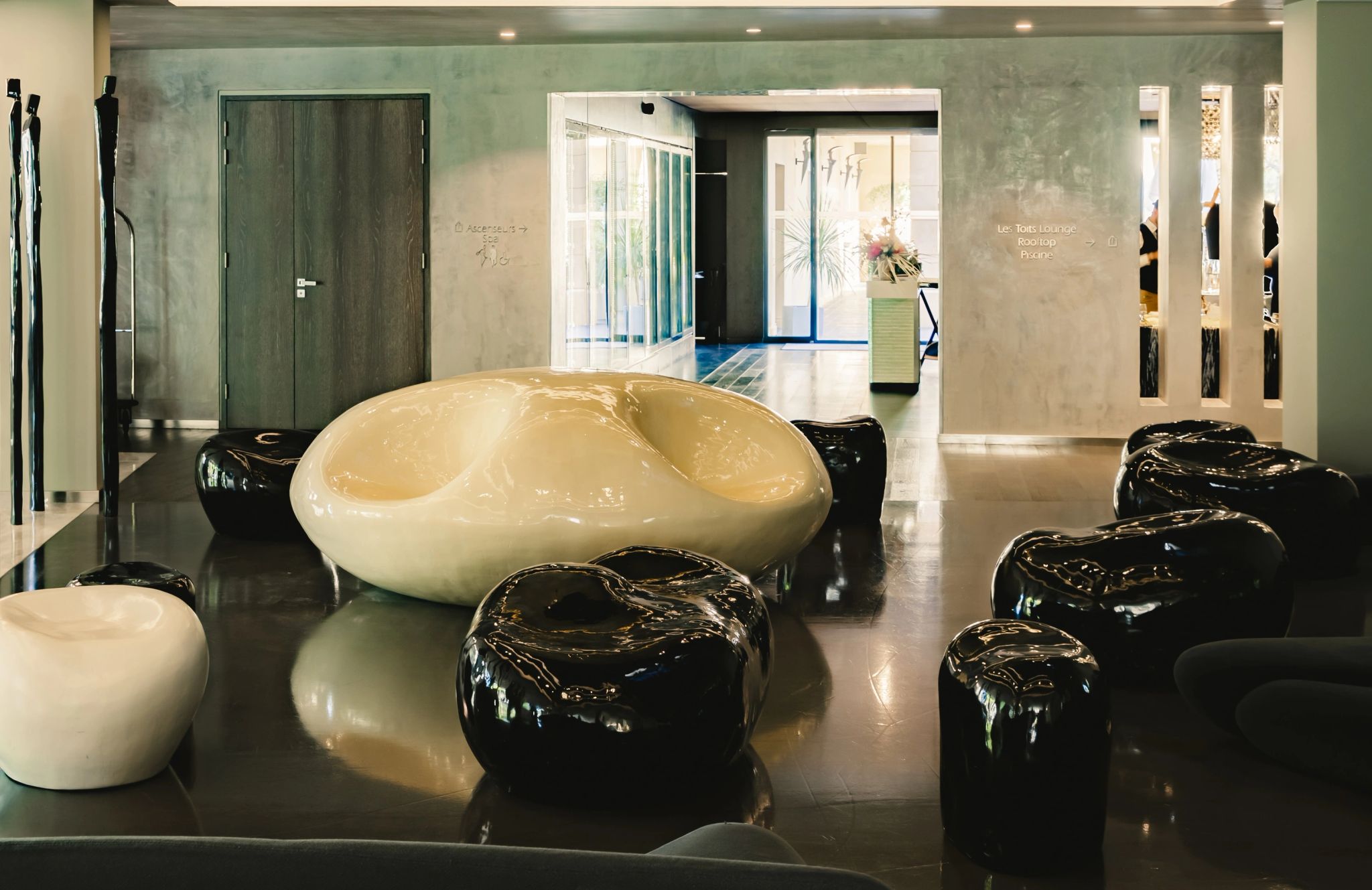 Lobby lobby hotel de paris saint tropez-area de espera poltronas design-arte contemporanea iluminaçao ambiente