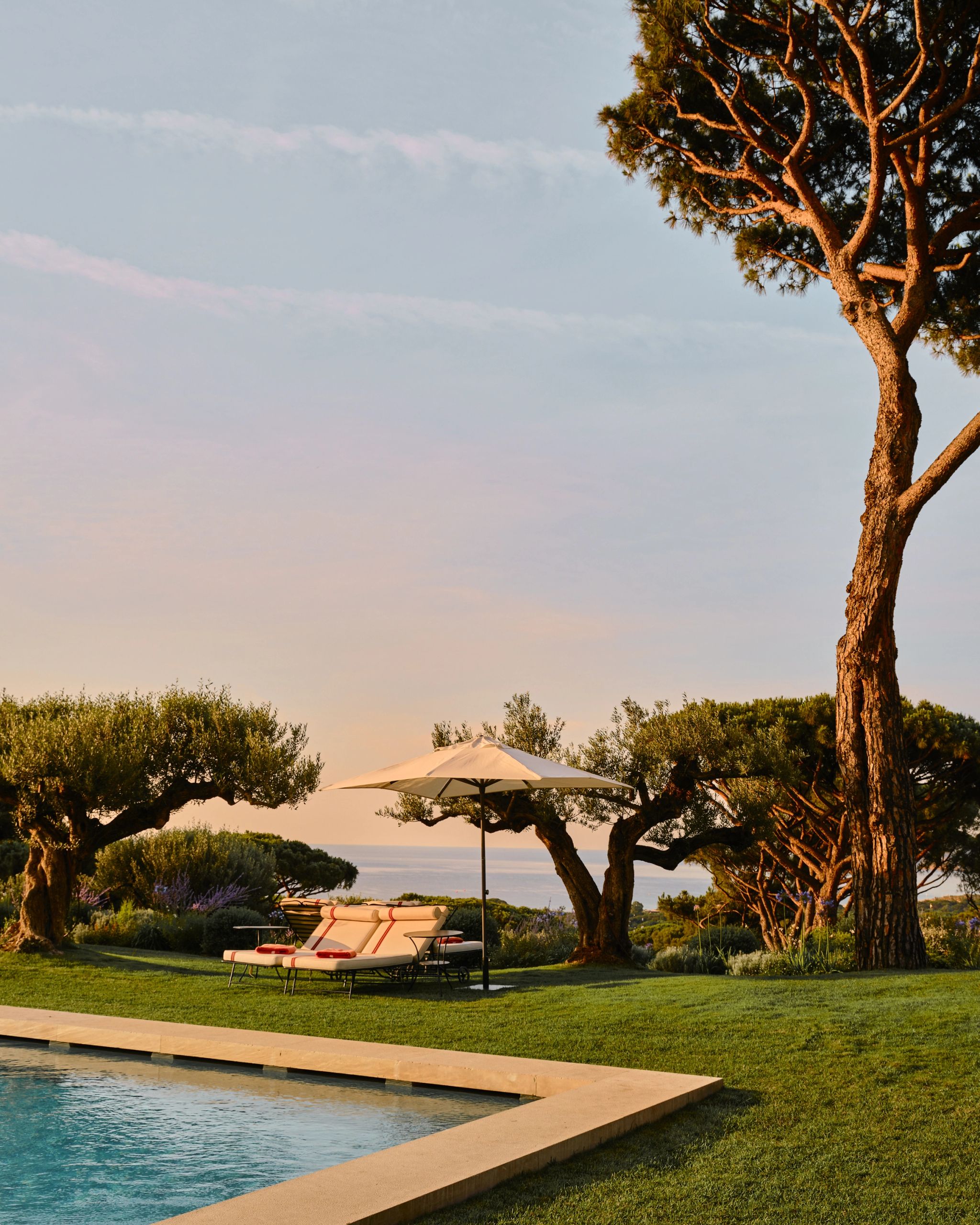 airelles saint tropez chateau de la messardiere-piscina jardim exuberante-vista panoramica luxo