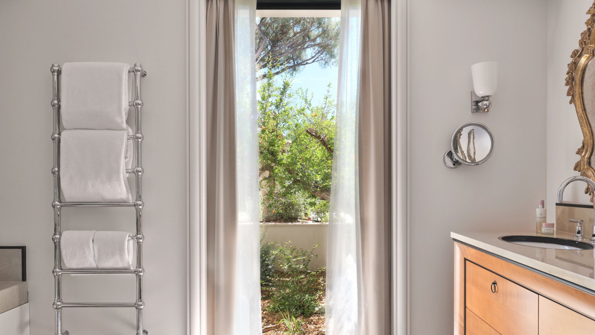 Junior Suite Belvédère banheiro vista jardim - pia dupla - banho premium