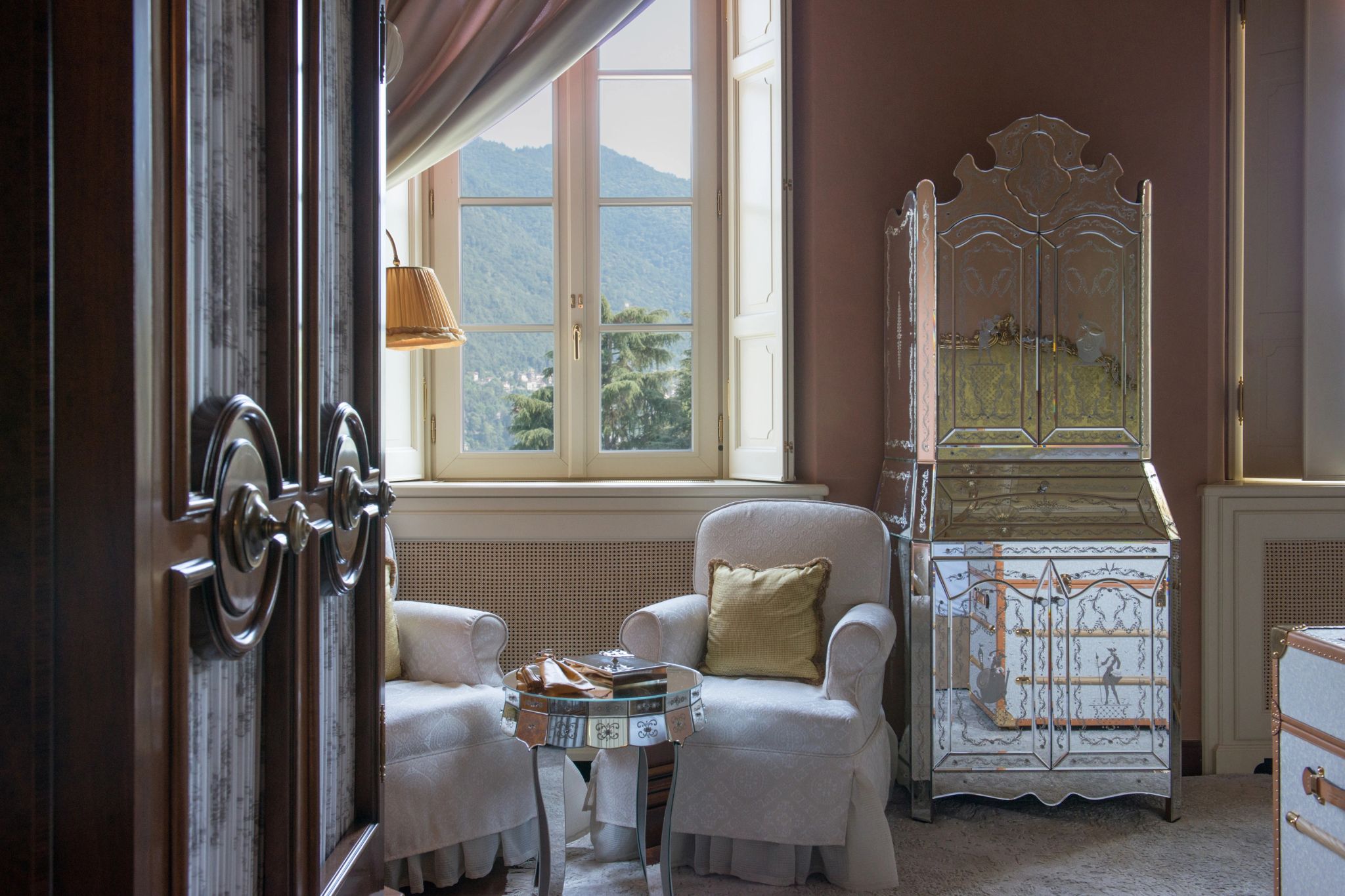 Room in the Villa Lake View area de estar – quarto com vista - decoração classica