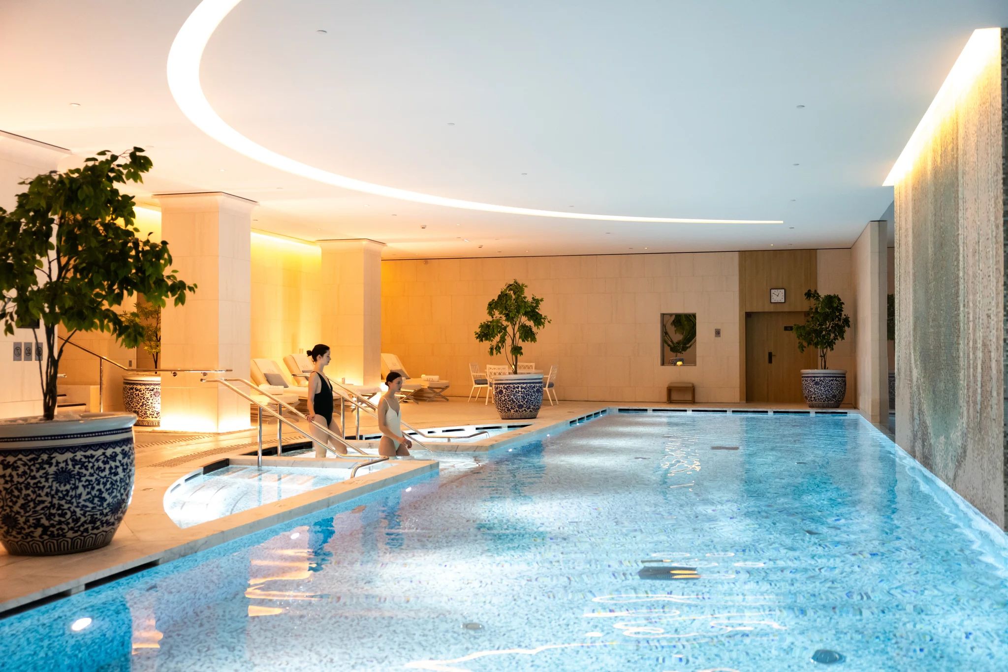 piscina com jacuzzi - piscina peninsula paris