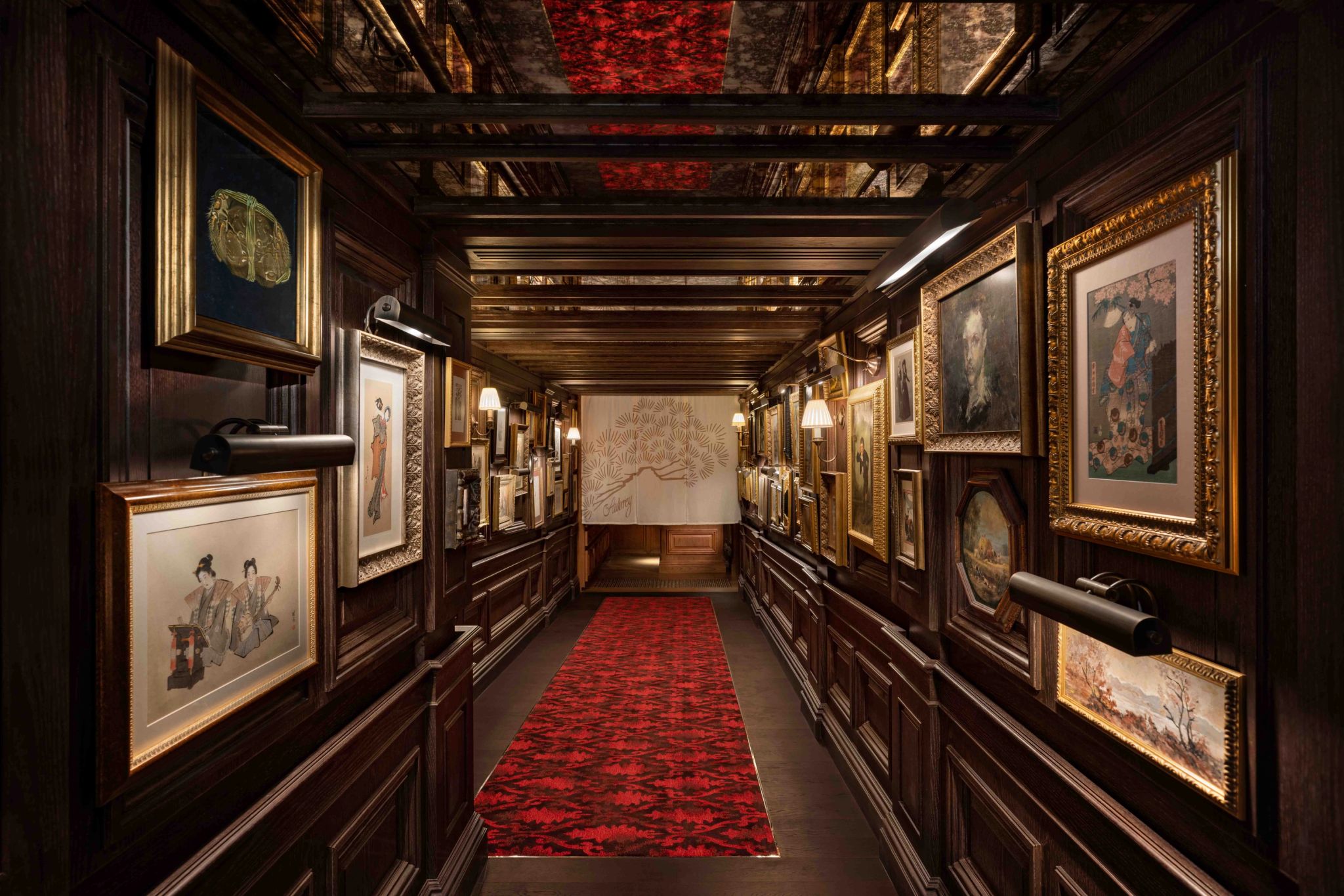 decoraçao classica - parede de quadros - obras de arte - entrada bar  aubrey