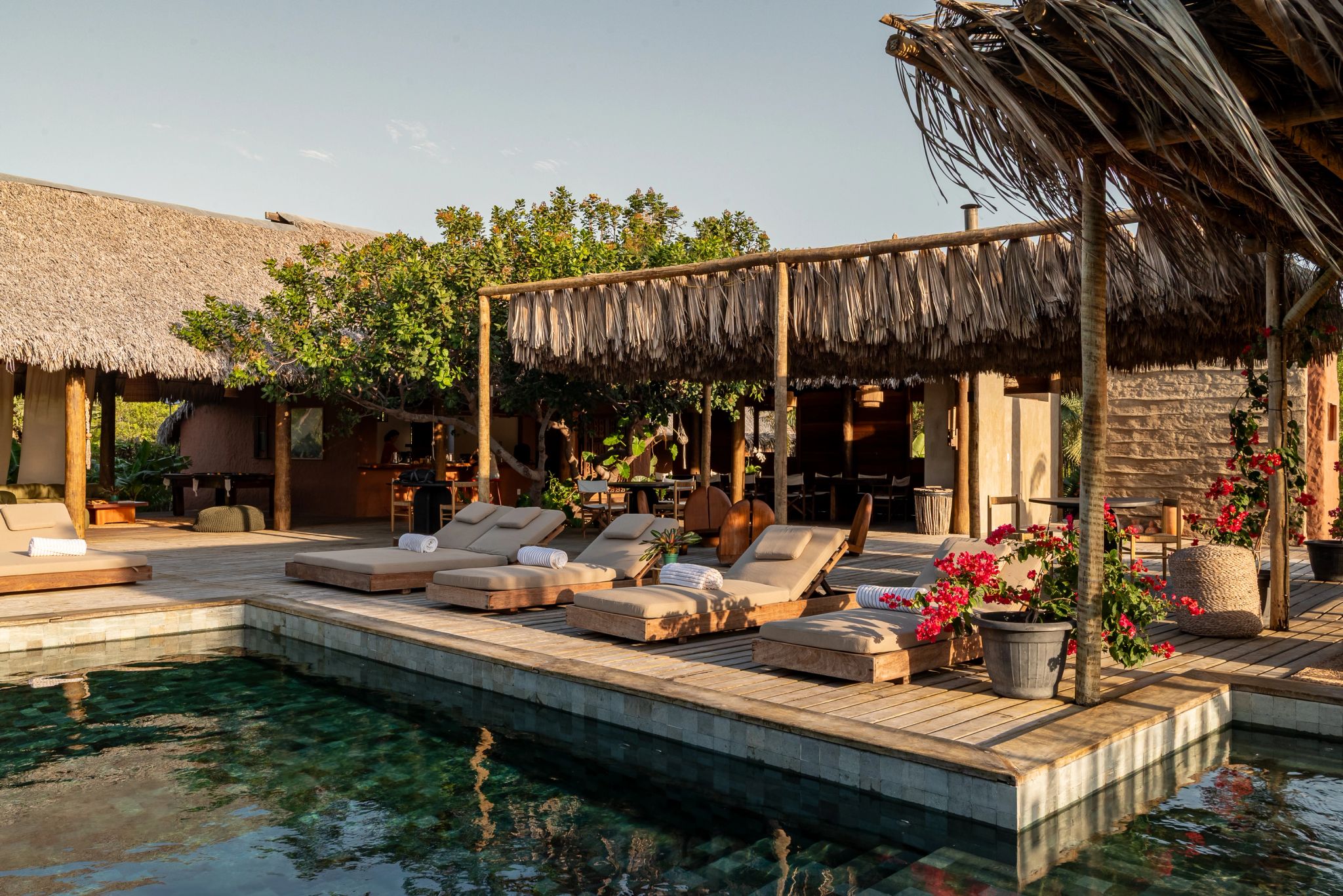 piscina externa - piscina ao ar livre - banho de sol