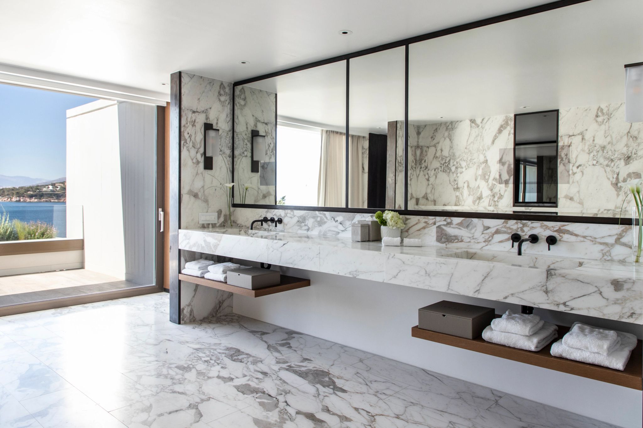 Nafsika Ambassador Suite banheiro em marmore - pia dupla- banheiro vista mar