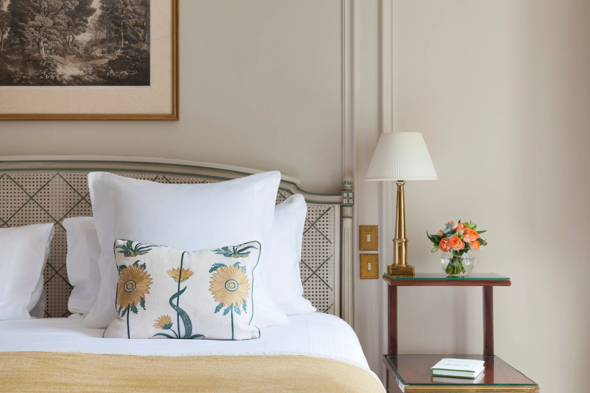 Deluxe Balcony flores amarelas - decoraçao classica - quarto de hotel - quarto de luxo