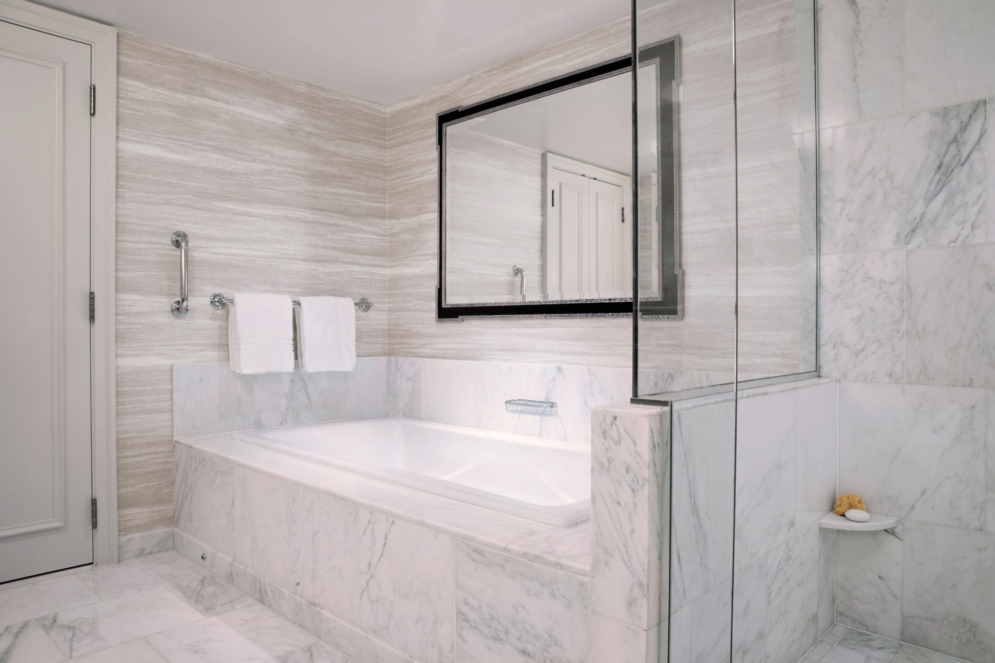 Garden Suite banheira de imersao - banheiro em marmore - banho premium