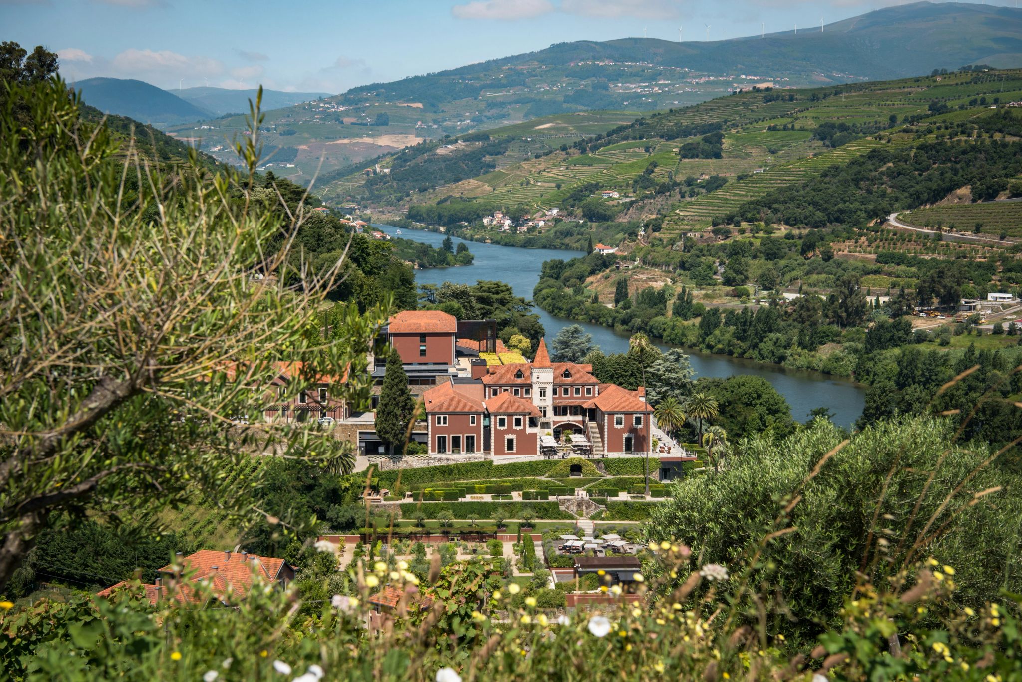 Six Senses Douro Valley vista rio douro - colinas vinhedos portugal - hotel alto padrao