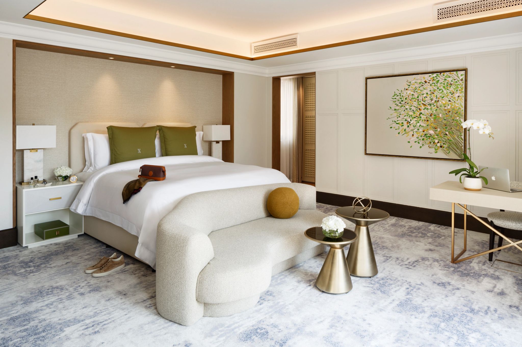 cama de casal – mesa de trabalho – vila de luxo