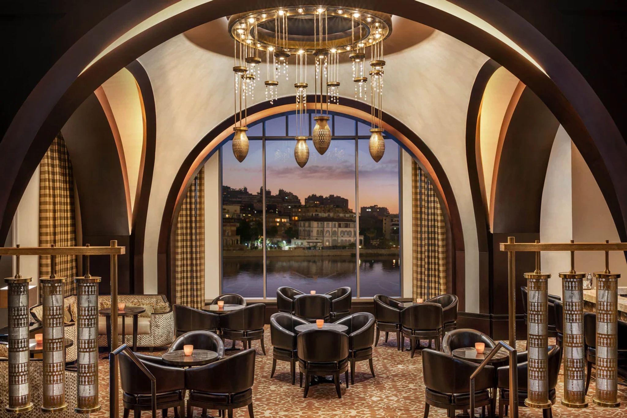 The St Regis Cairo bar cairo - drinks refinados - atendimento vip