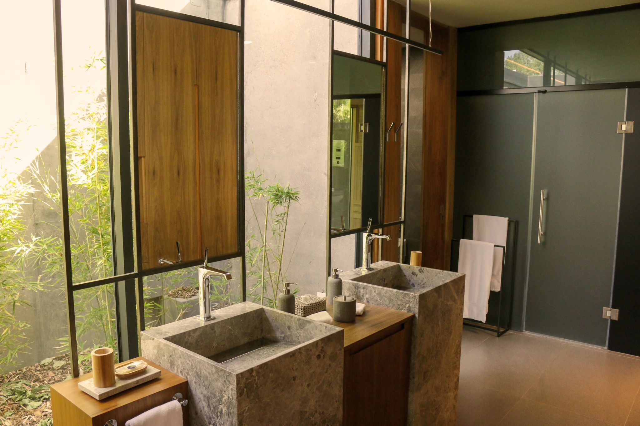 Spa Suite Sauna banheiro premium – pia dupla – vista natureza