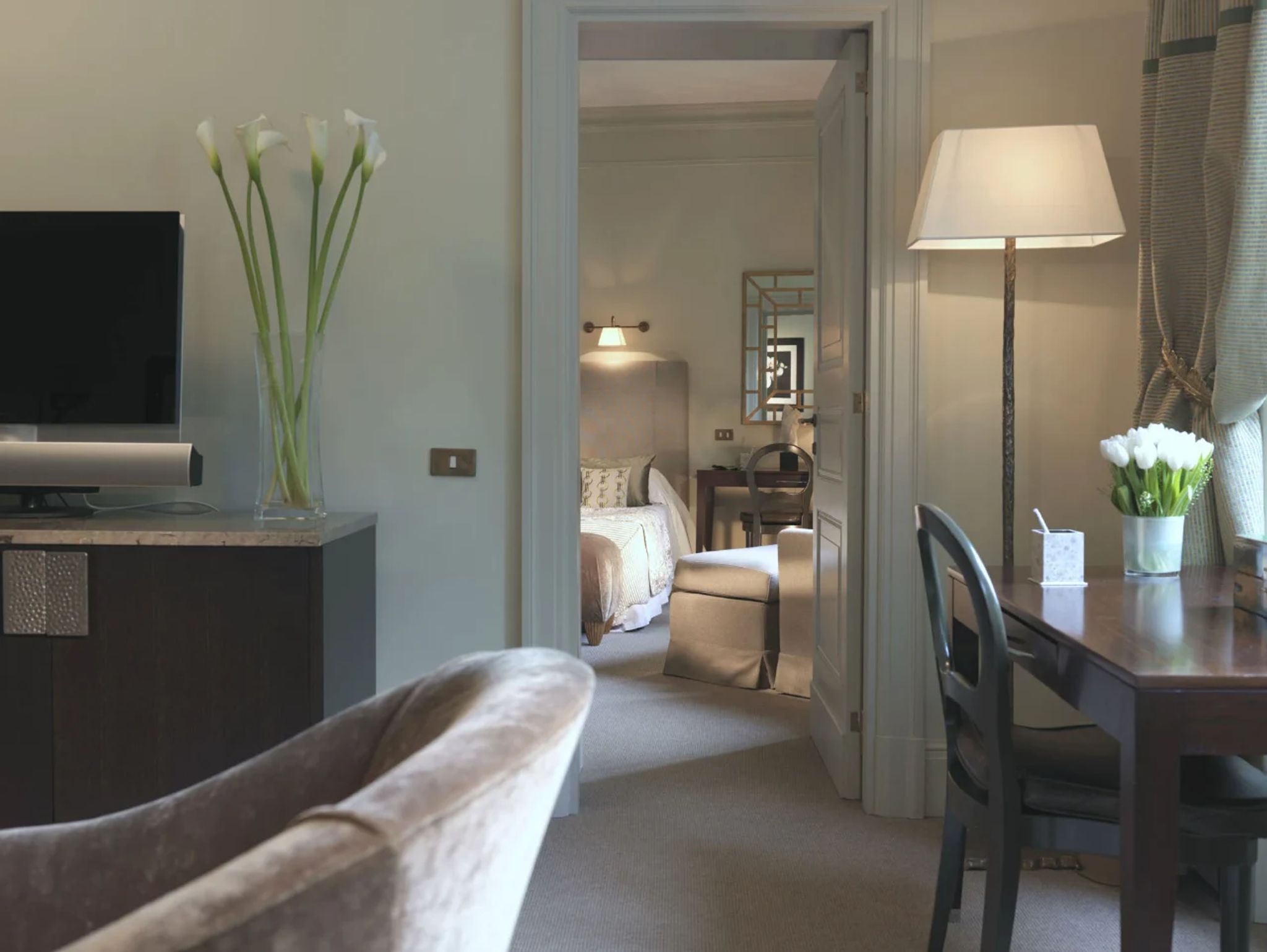 suite com sala - tons neutros - decoraçao minimalista - suite vista jardim