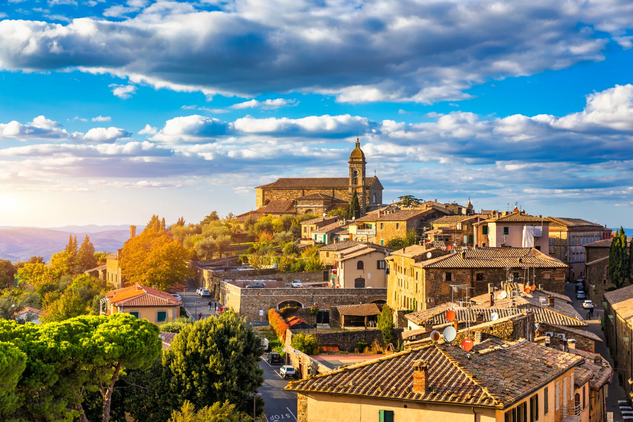 vista da cidade de montalcino, toscana