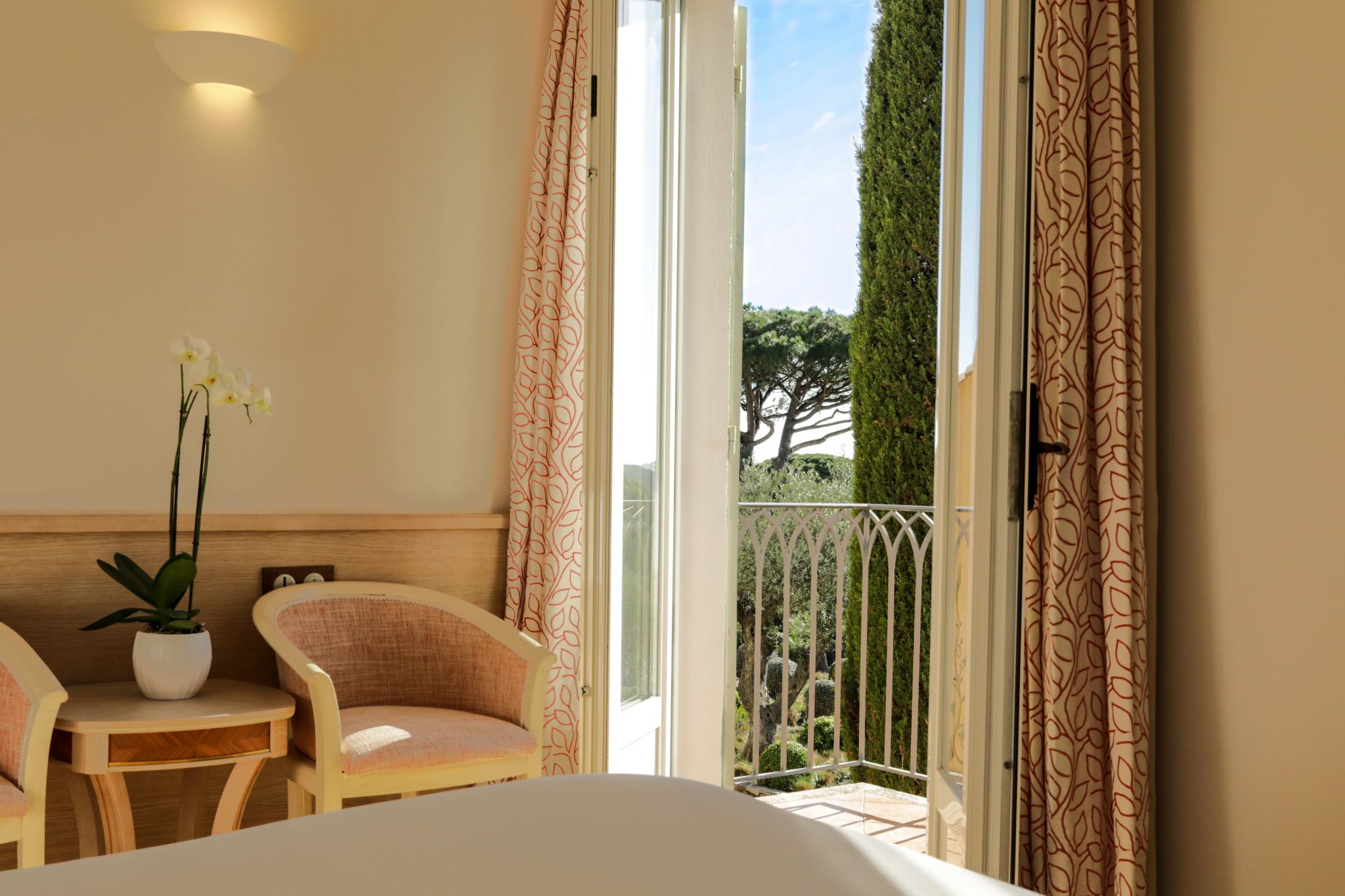 Superior quarto de luxo - decoracao premium - vista jardim