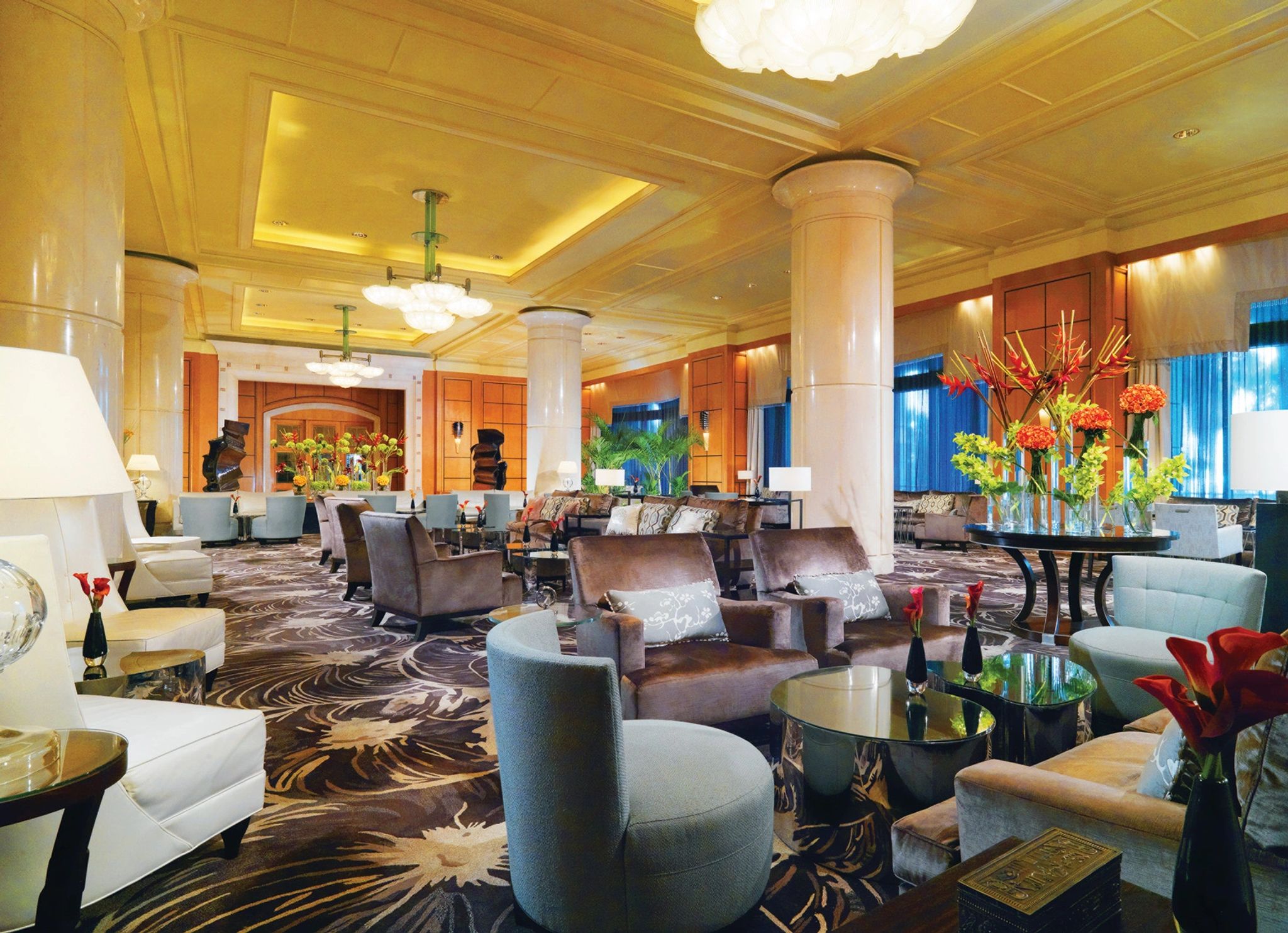 Lobby lobby elegante de hotel cinco estrelas com decoração sofisticada