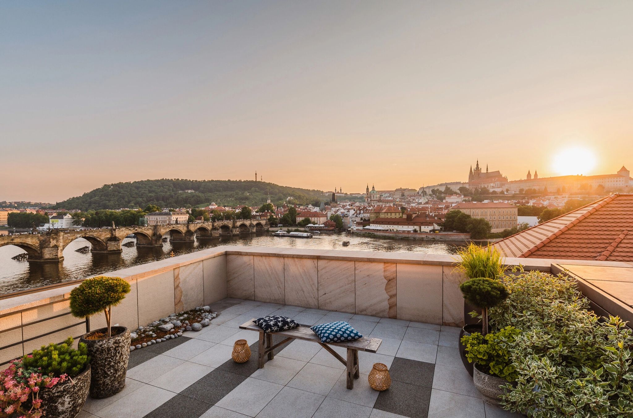 piscina ao ar livre com vista panoramica da cidade no four seasons prague