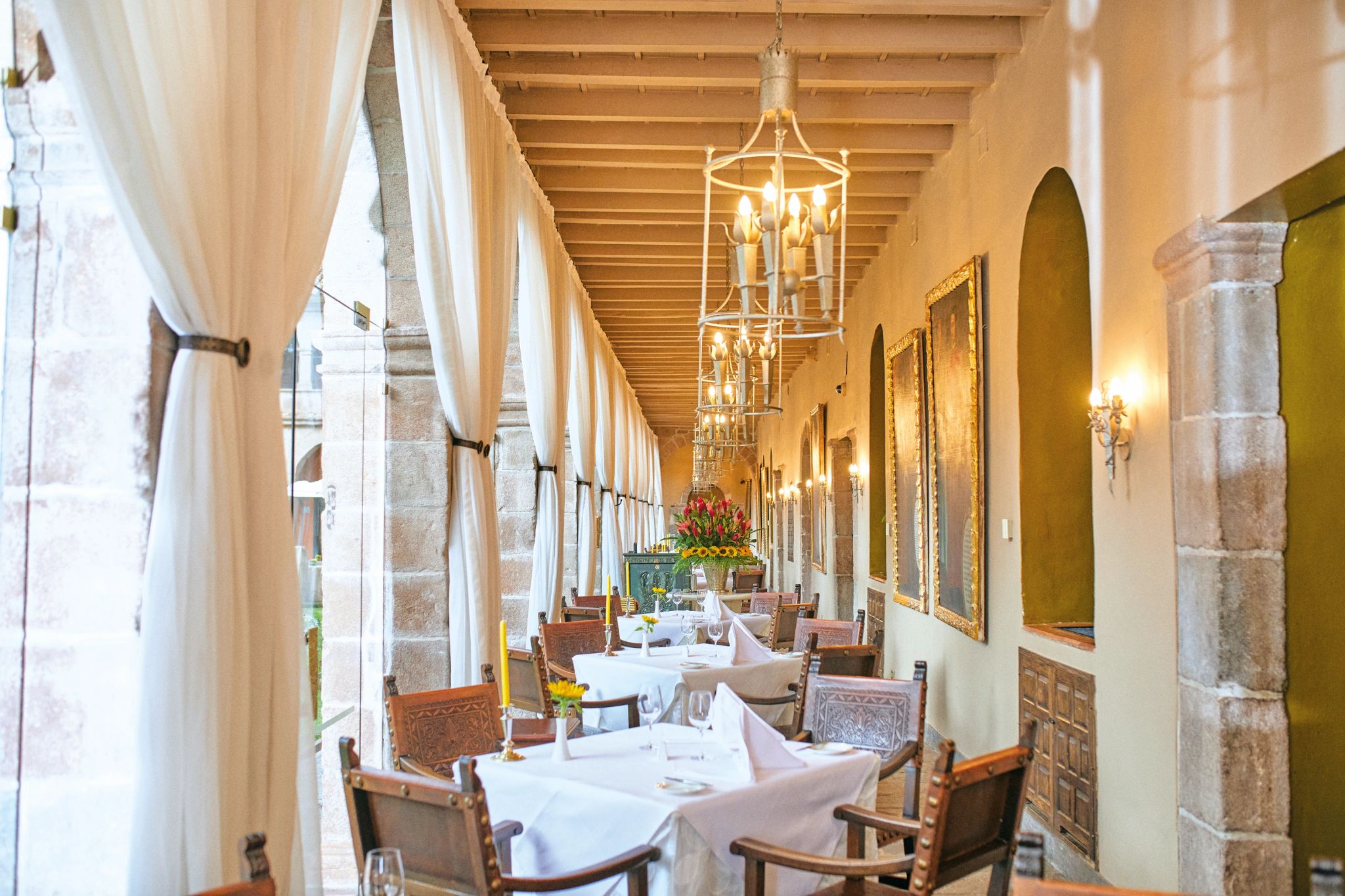 Restaurante Illariy restaurante – gastronomia no hotel – mesa de jantar