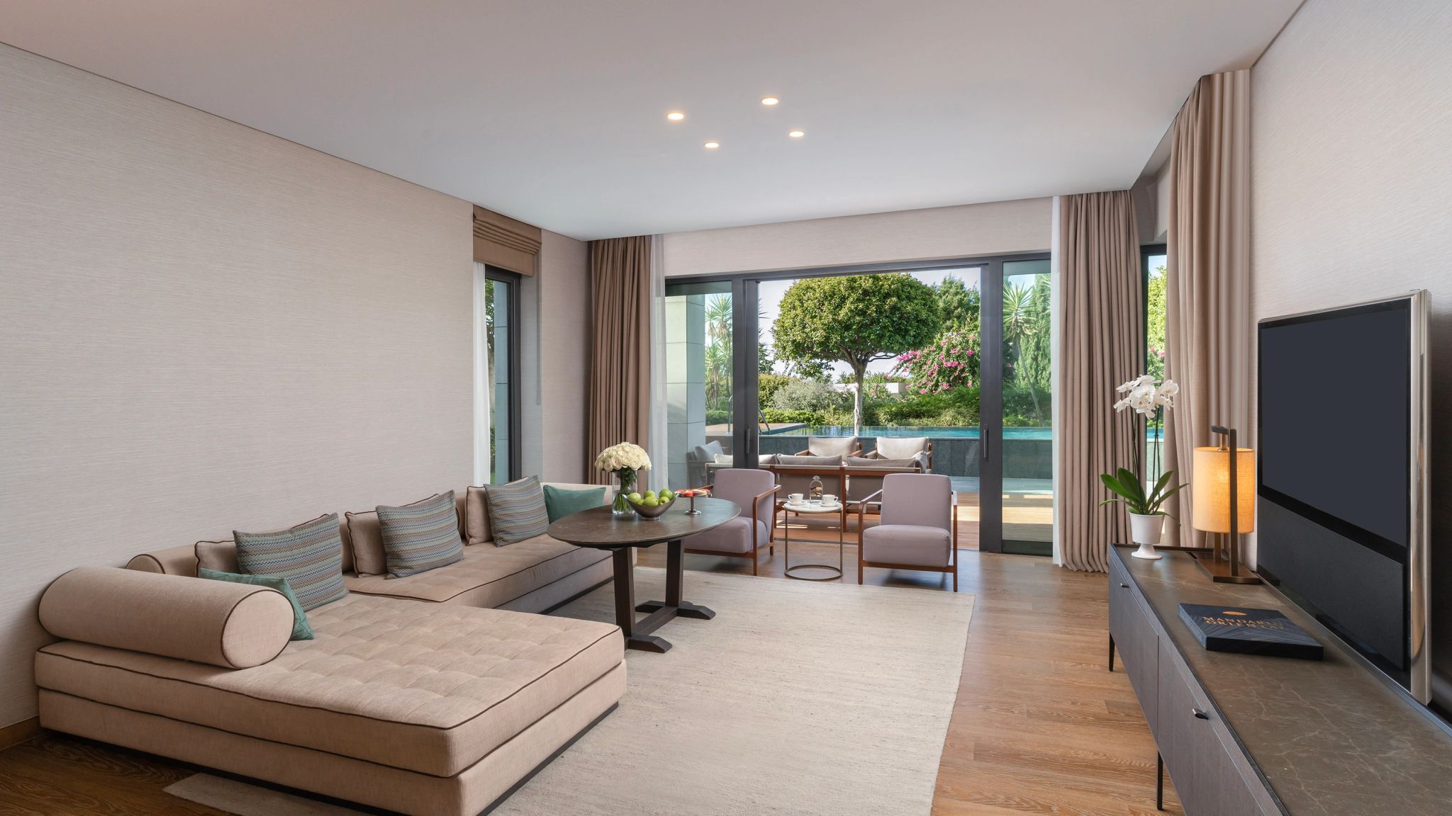 Three Bedroom Apartment Pool sala de tv - sala moderna - sala de estar - sala espaçosa