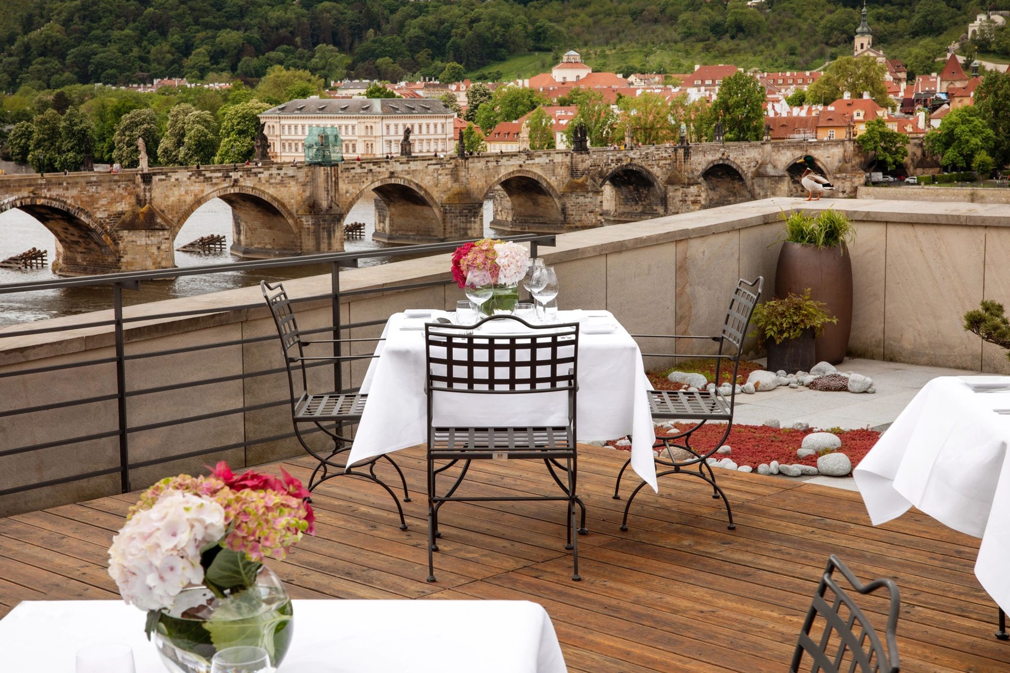 Jantar Romântico jantar ao ar livre com vista para o rio moldava em praga