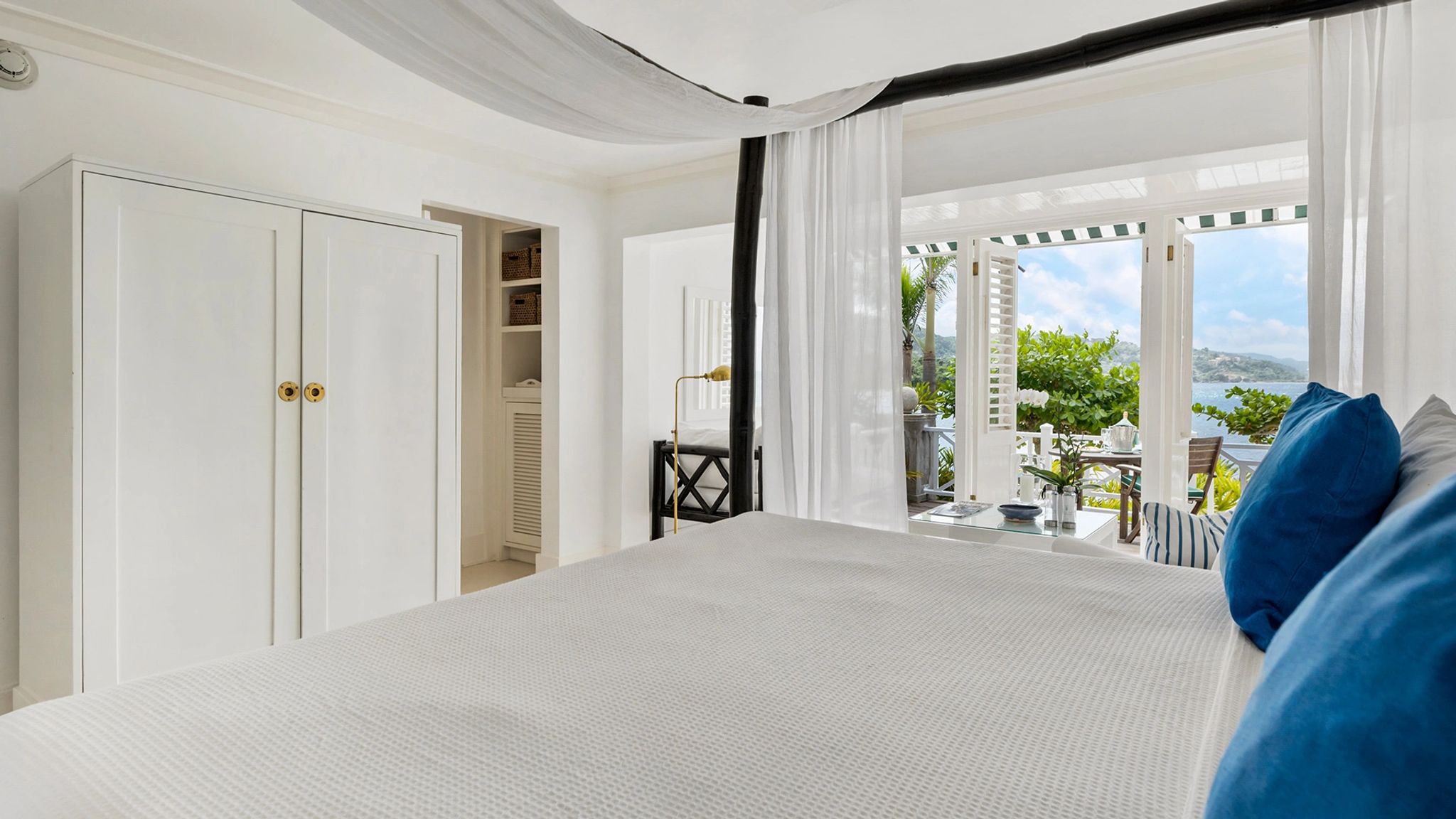 Oceanfront Balcony King  cama king - quarto king - quarto moderno