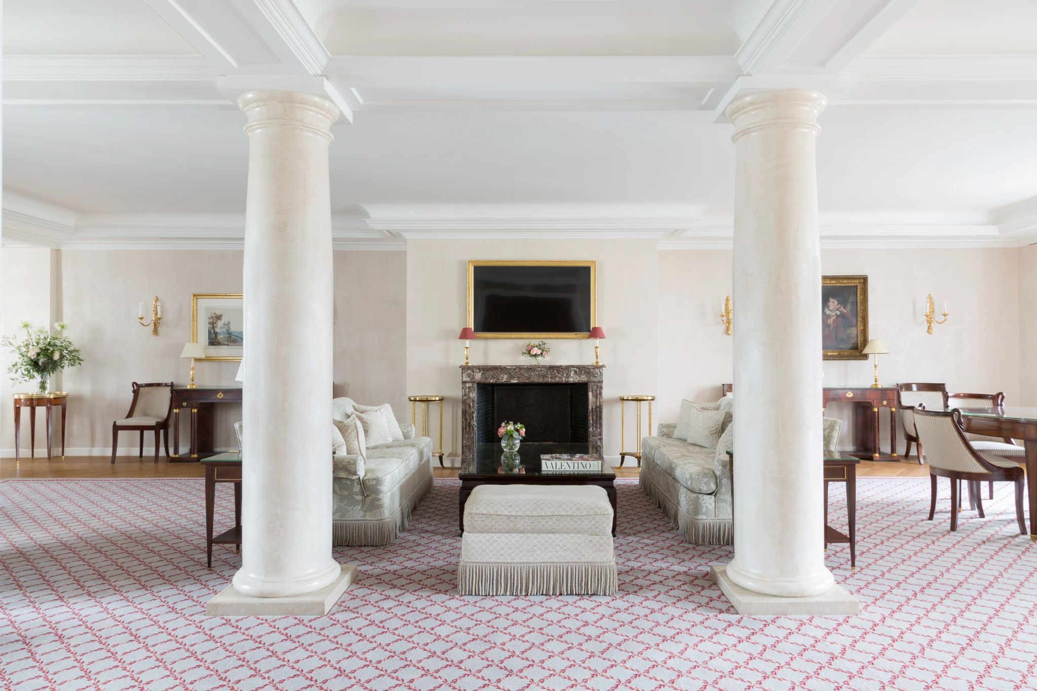 Suite Penthouse arquitetura classica - colunas em marmore - suite de luxo - sala com lareira