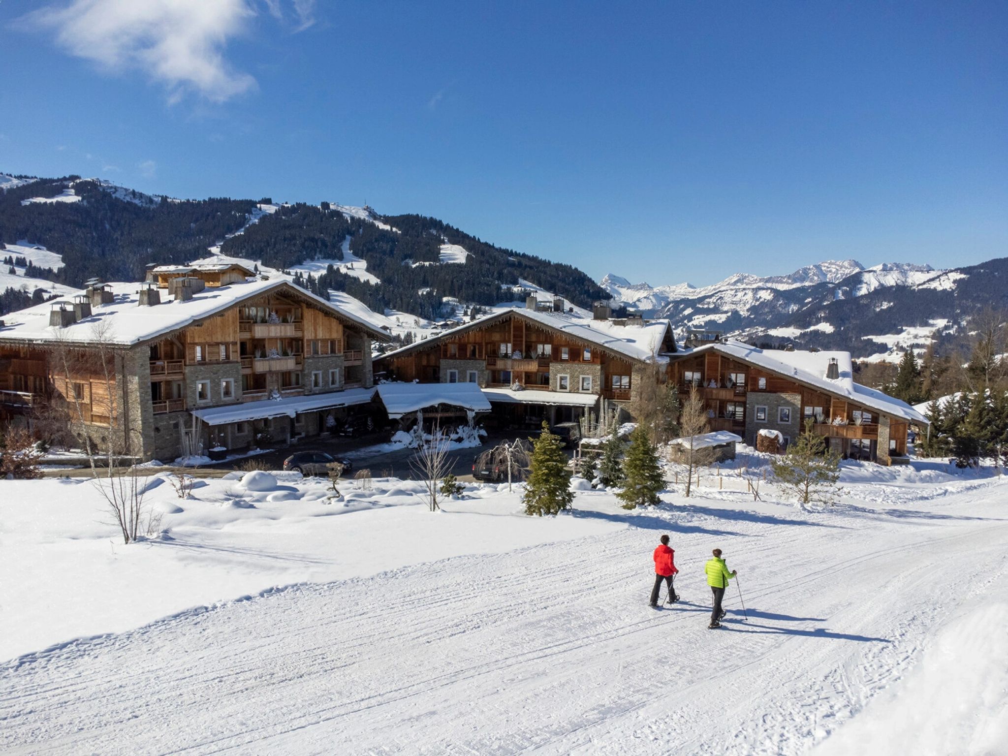 montanhas com neve – paisagem de inverno - hotel na neve - inverno europeu