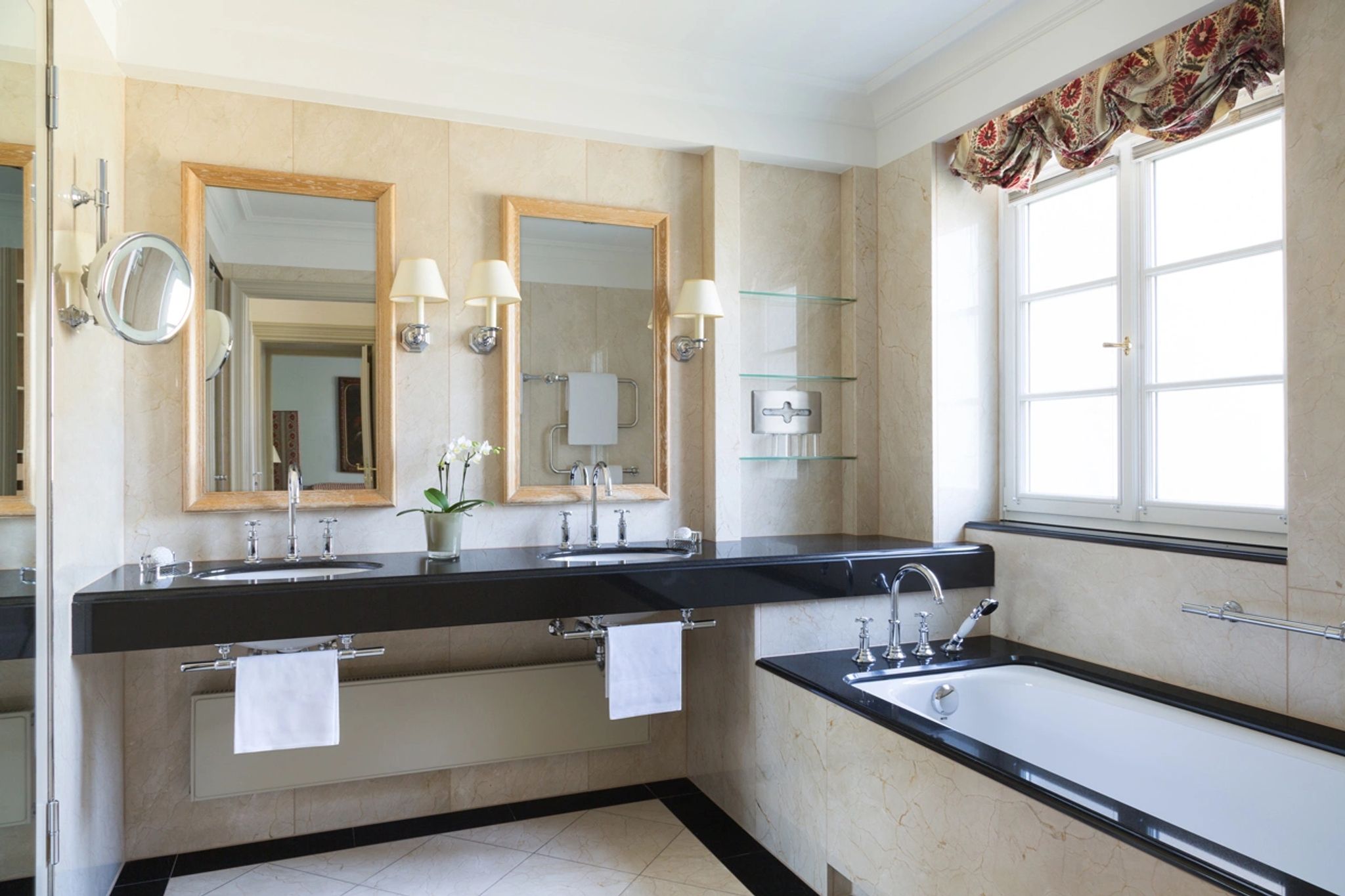 Two Bedroom Royal Garden Suite banheiro marmore claro - banheira imersao - pia dupla