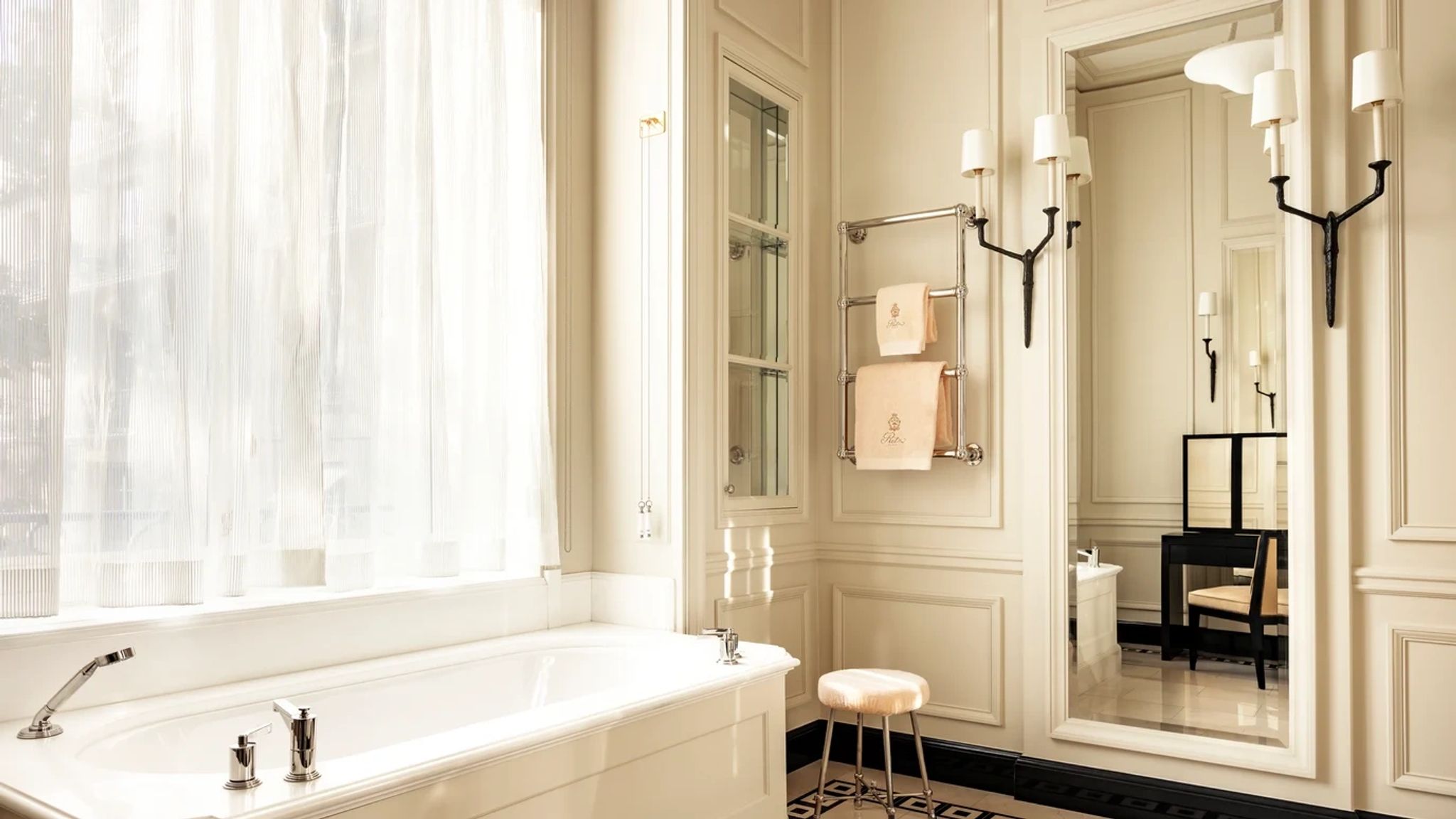 Suite Coco Chanel Suite Coco Chanel - decoracao tematica - quarto luxo paris