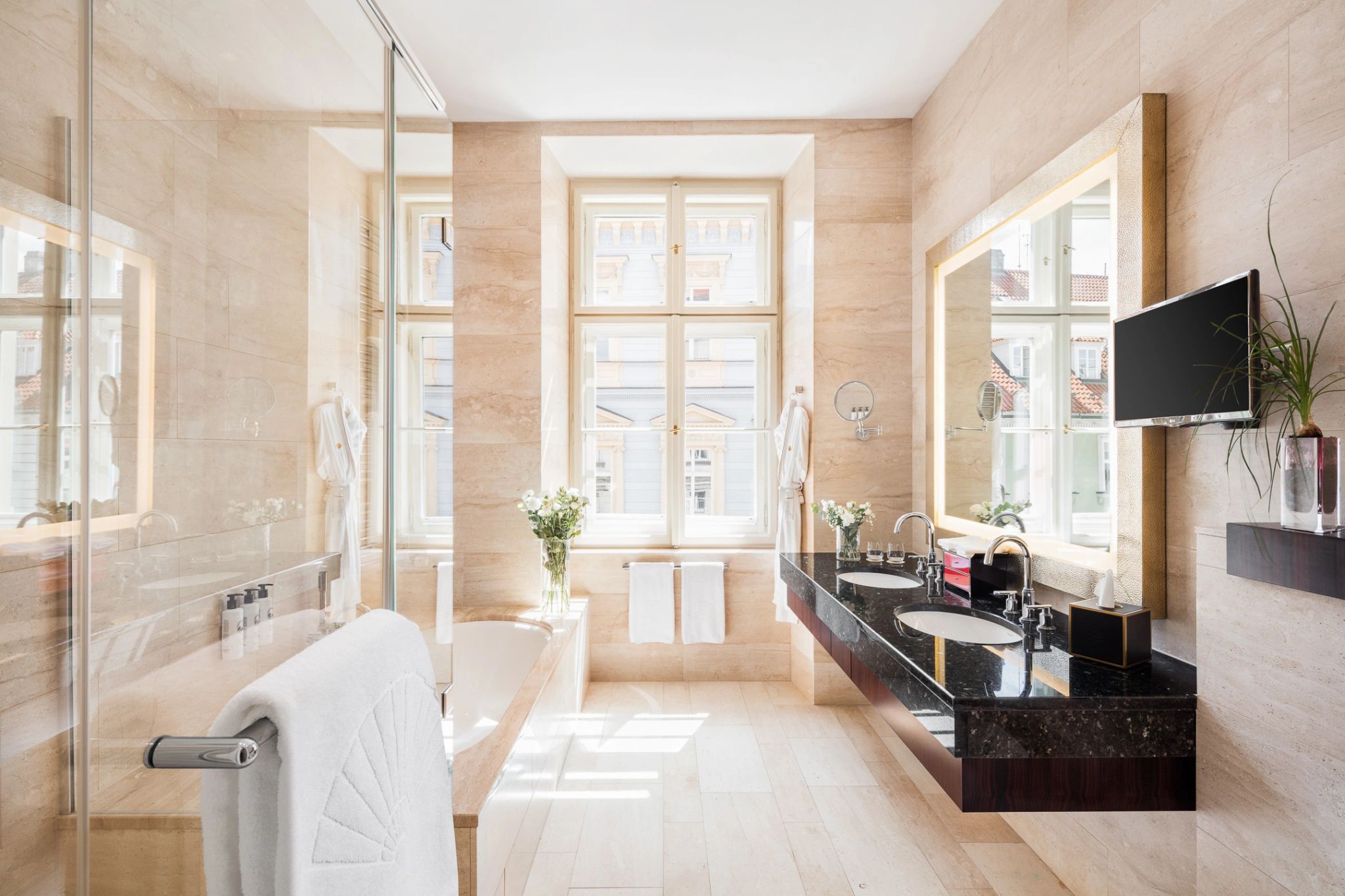 Lobkowicz Suite banheiro de marmore – banheiro com vista – banheiro dos sonhos