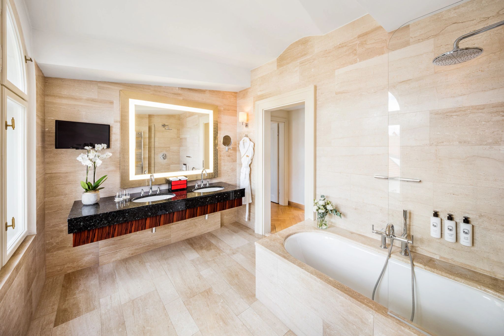 Premier Castle View banheira de marmore – banheiro com banheira