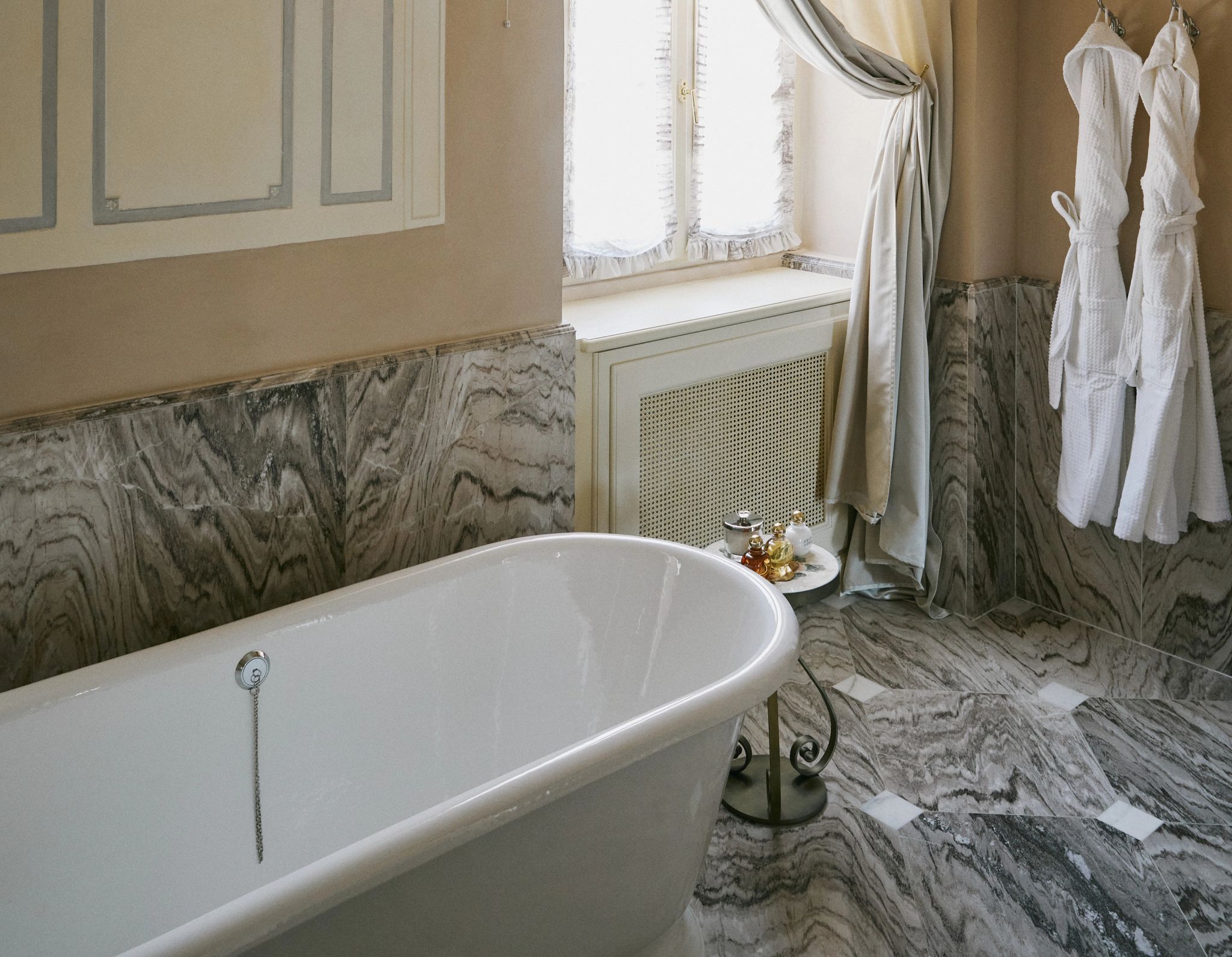 Junior Suite in the Villa Lake View banho de banheira – banho premium – banheira de luxo