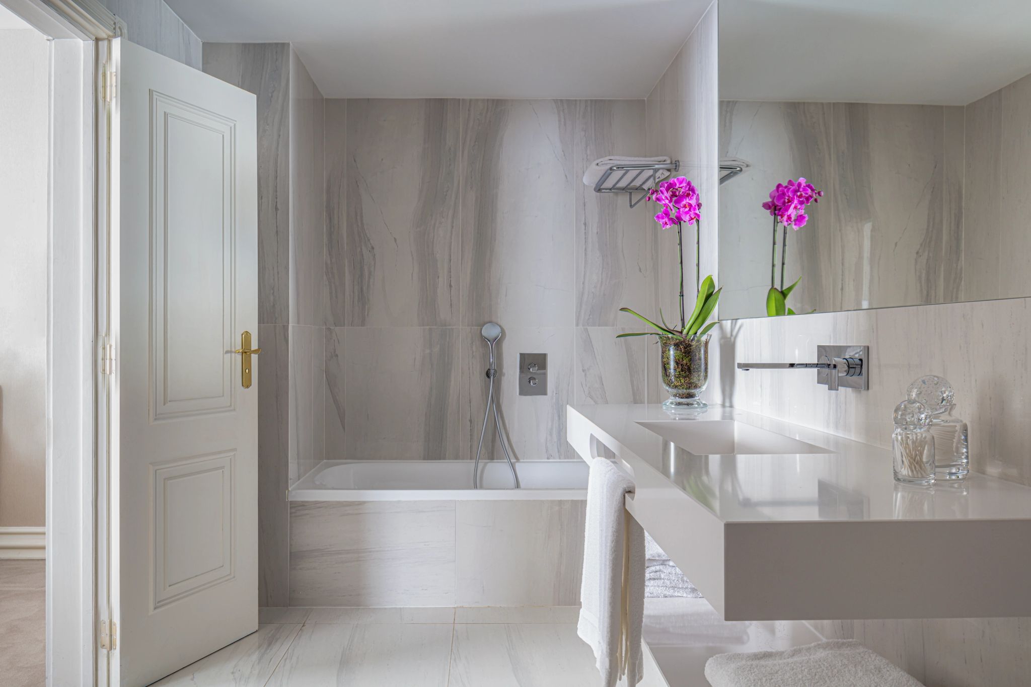 Deluxe Family banheiro de luxo – decoracao em marmore – banheira de imersao