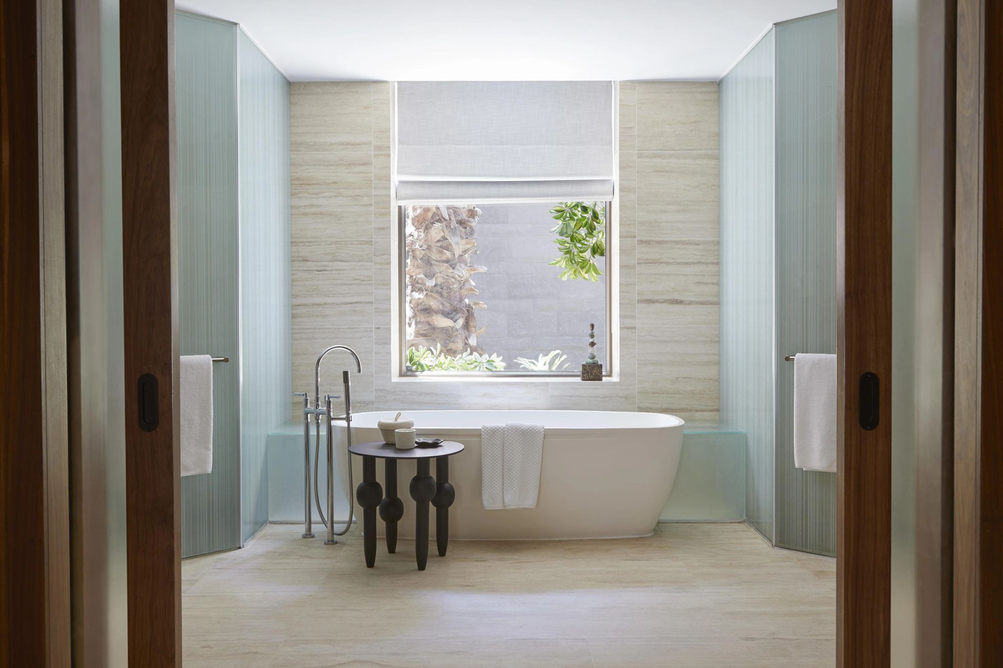 banheira de imersao - banheiro de luxo - banho de banheira - quarto com banheira