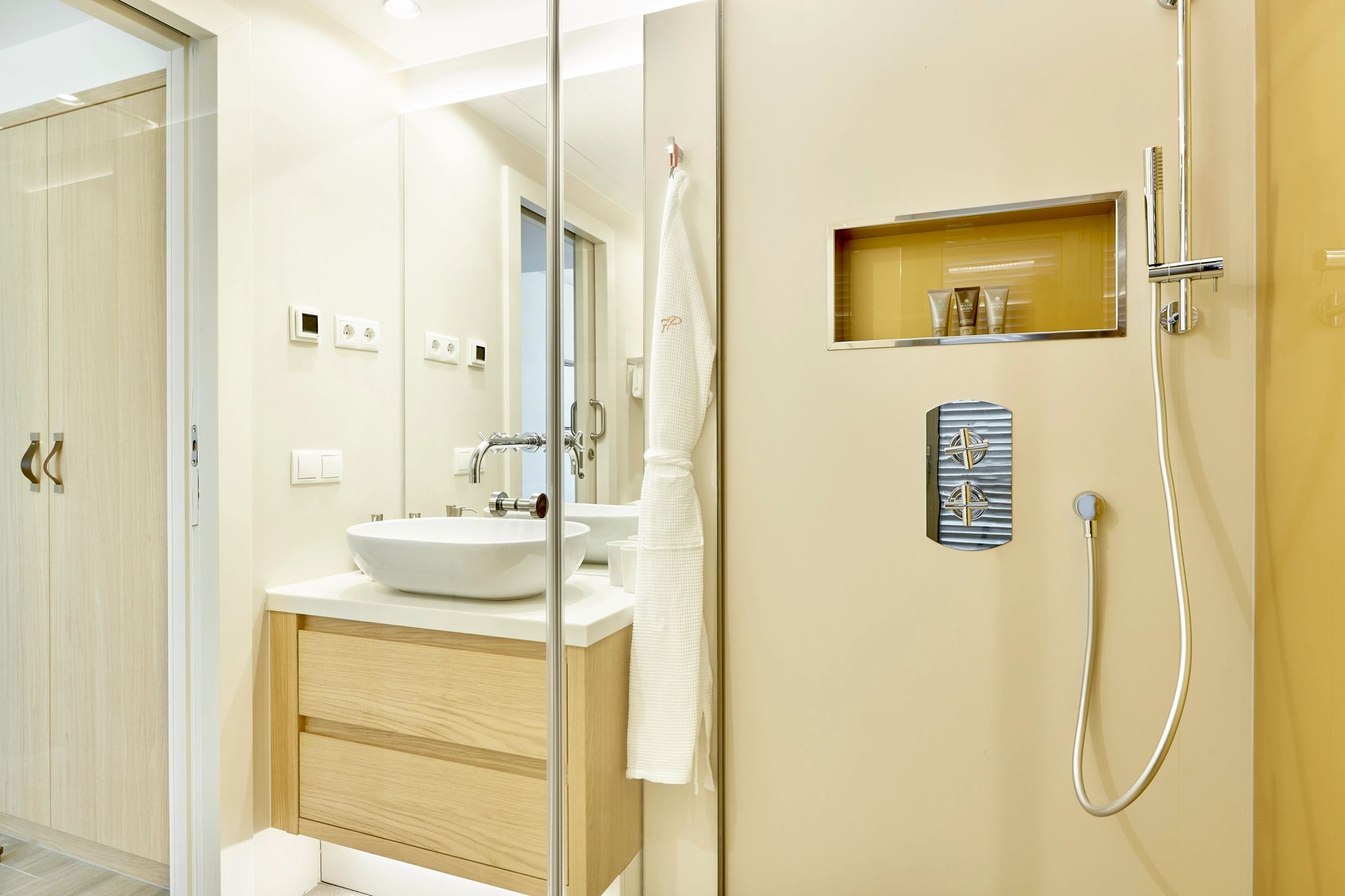 Garden Suite  banheiro com chuveiro premium – hotel boutique de ibiza