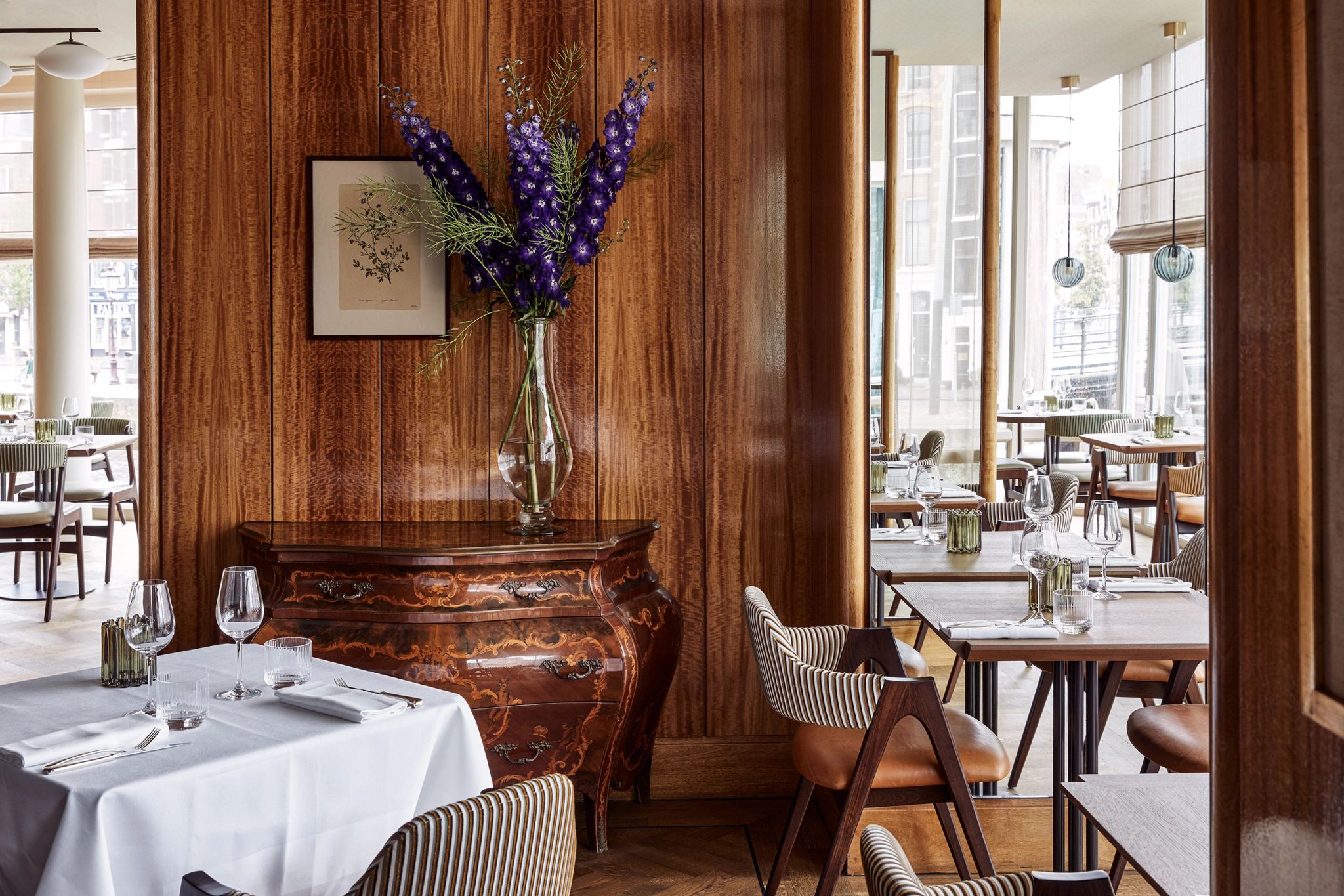 restaurante sofisticado – movel classico – mesas postas