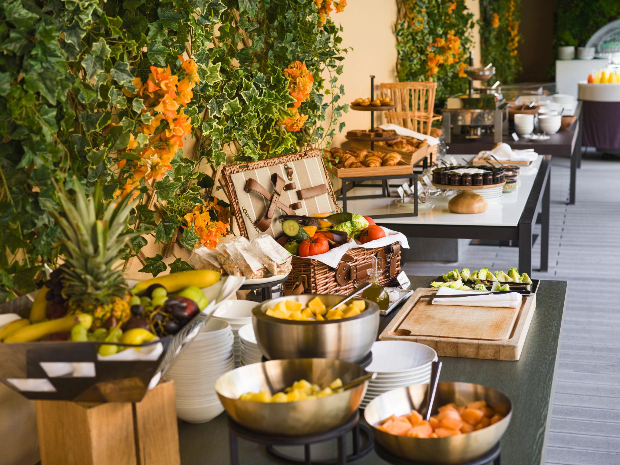 cafe da manha buffet -hotel de paris saint tropez-cafe da manha luxuoso-mesa farta seleçao gourmet