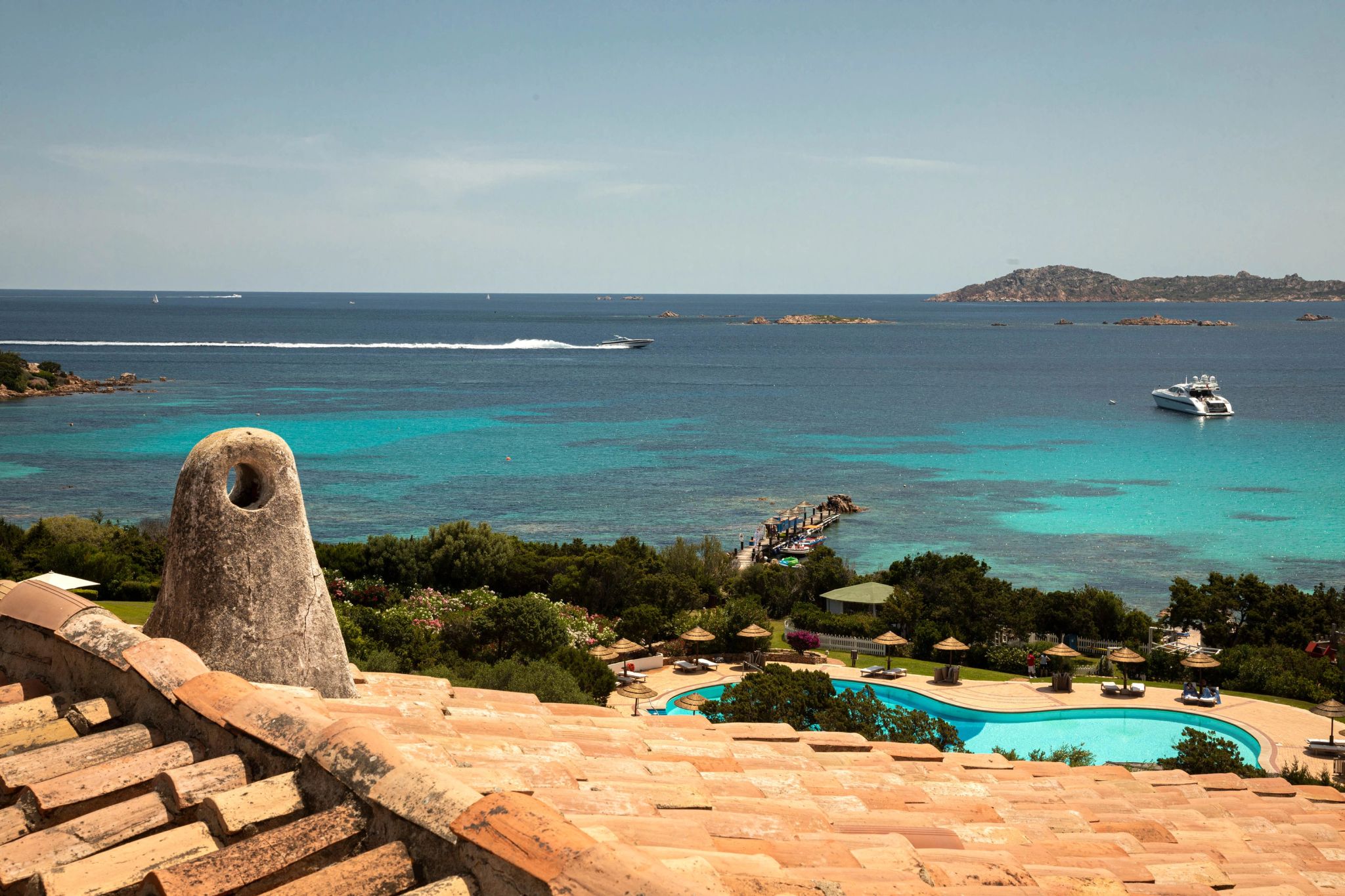 piscina do hotel - vista mar - luxo na praia