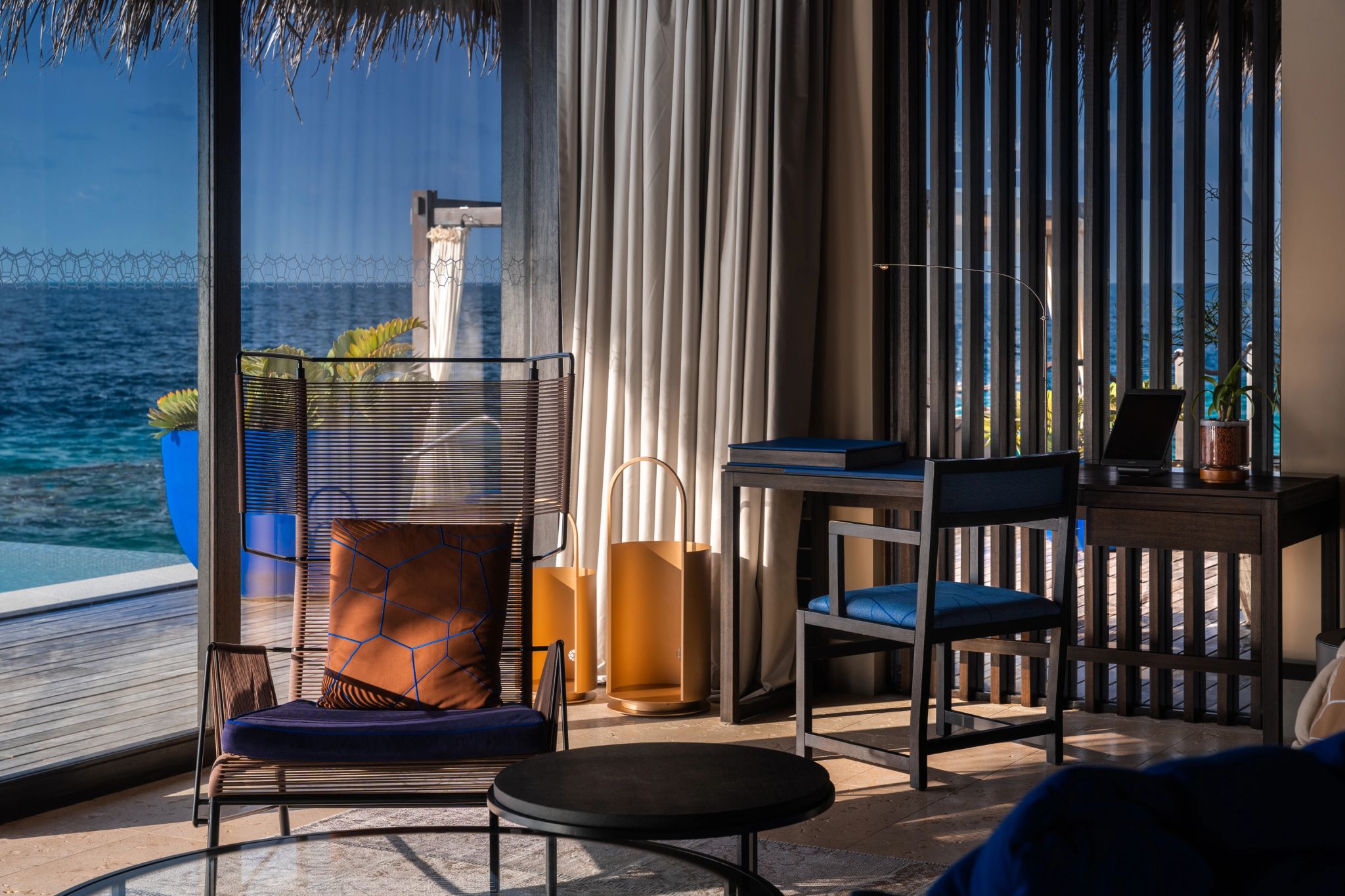 mesa de escritorio -suite conforto – vista para o mar