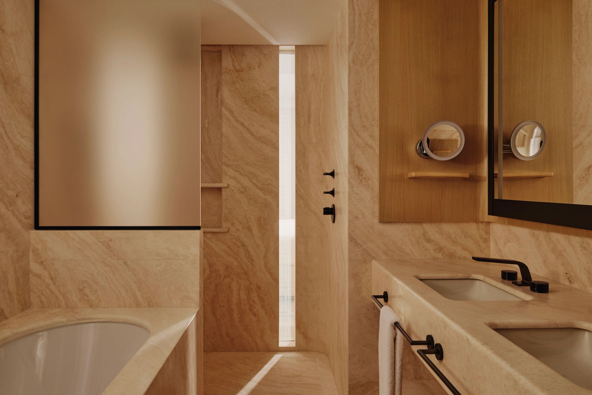 banheiro em marmore - banheiro de luxo - banheira de imersao - suite com banheira