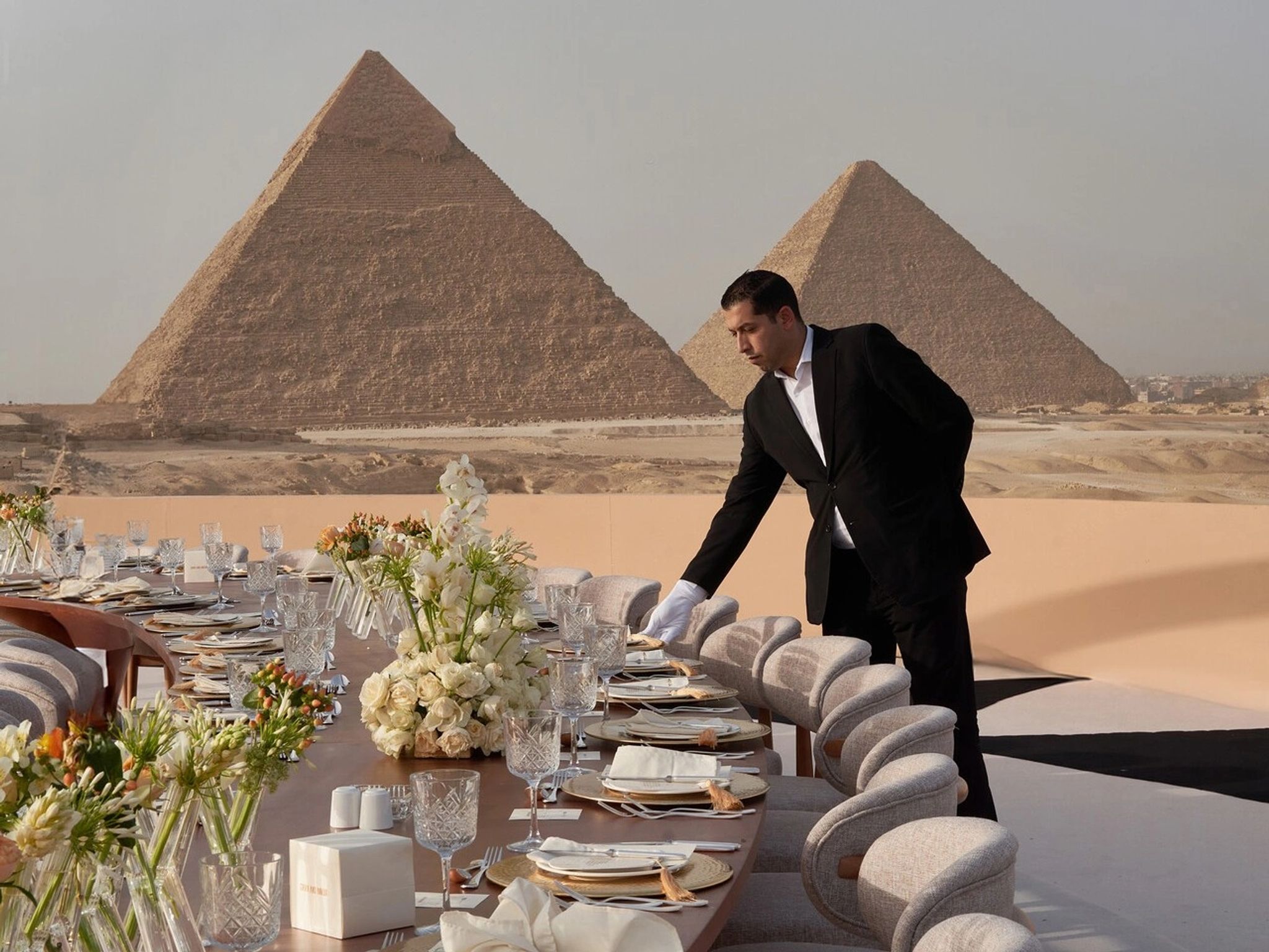 Experiência Gastronômica mesa posta em evento exclusivo com vista para as piramides do egito