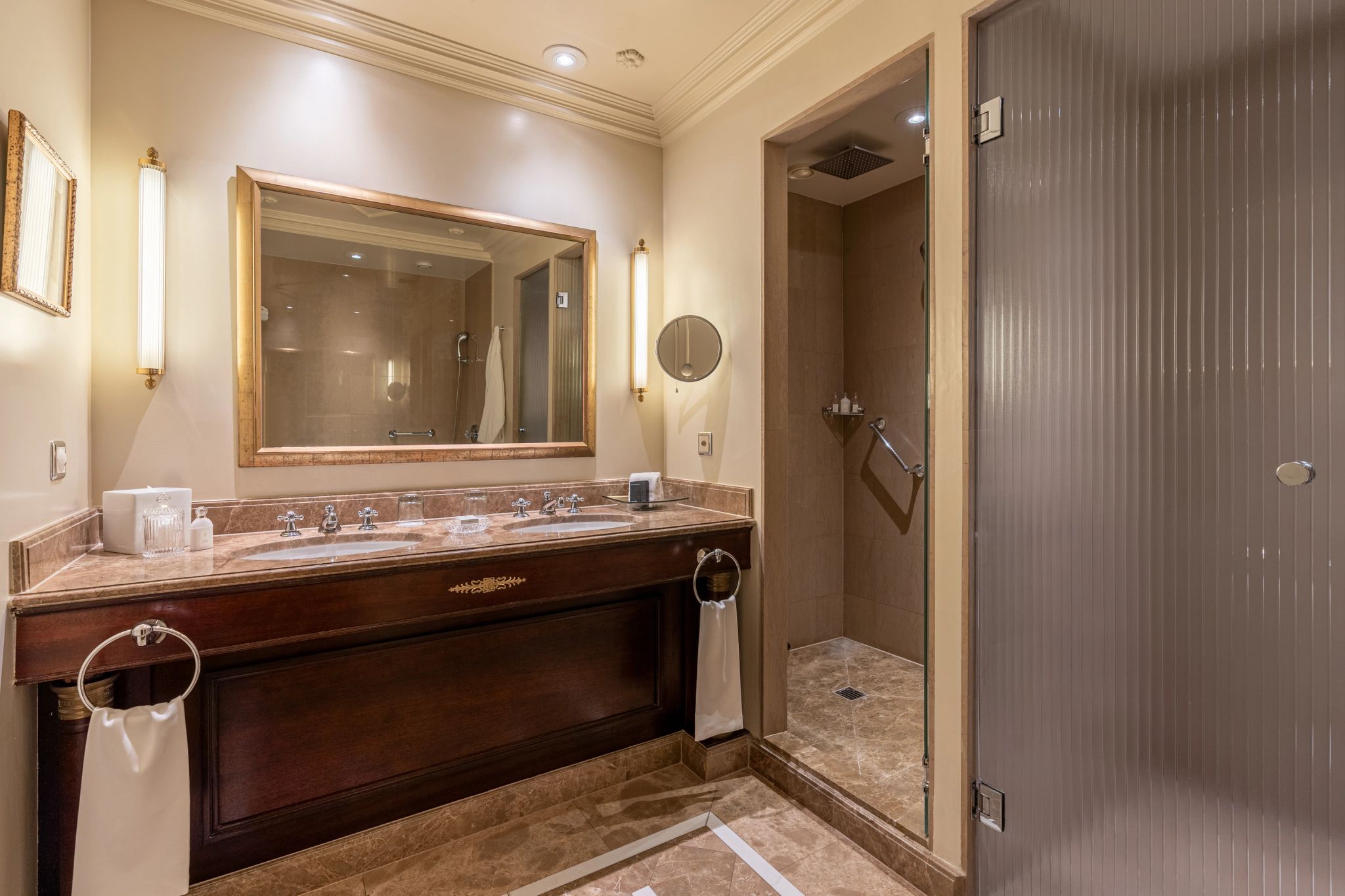 Mont Blanc Suite banheiro classico - banheiro de hotel - pia dupla - chuveiro alta pressao - banheiro de luxo