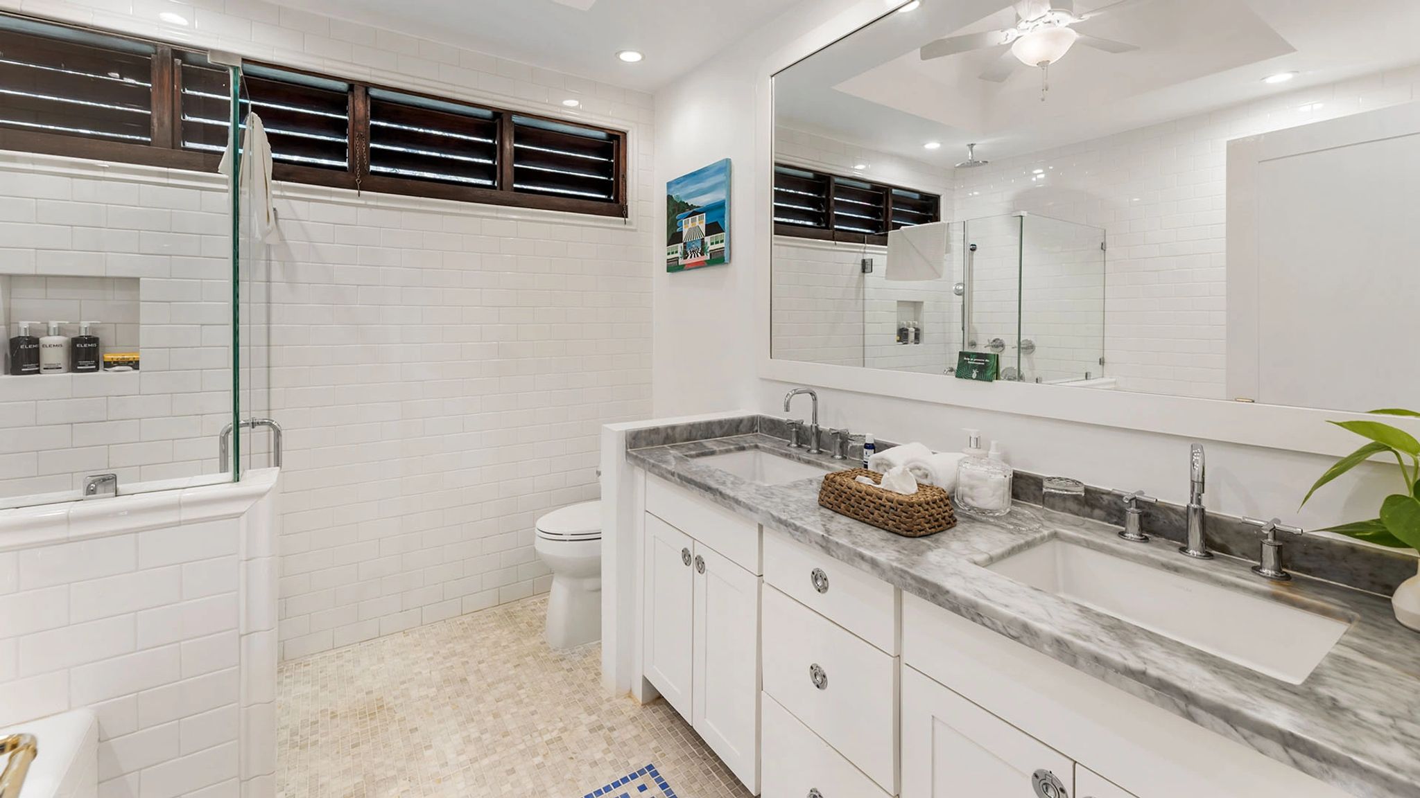 Three Bedroom Classic Villa  banheiro moderno - chuveiro alta pressao - banheiro com pia dupla