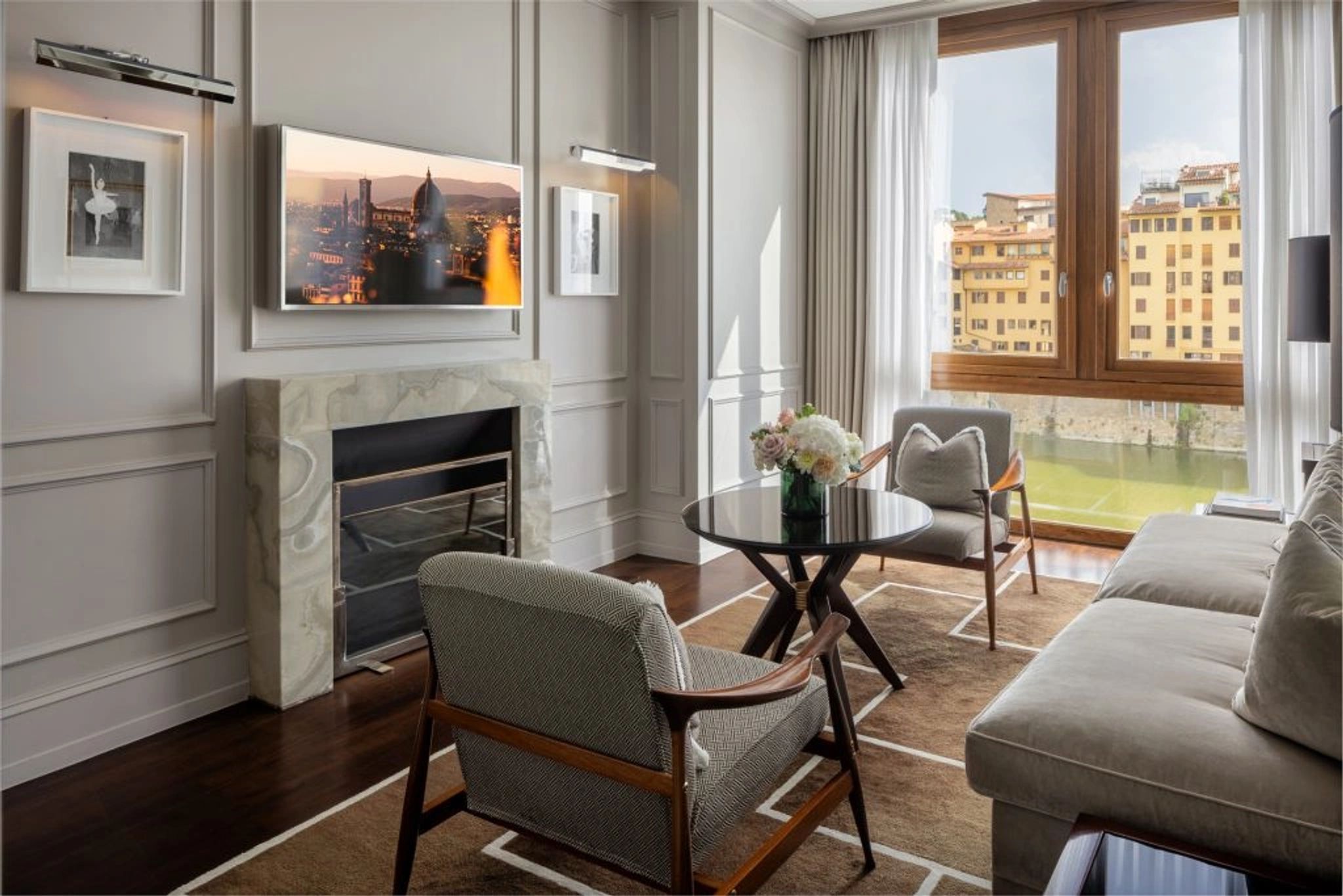 Prestige Suite River View sala com lareira - quarto com sofa - mesa de jantar