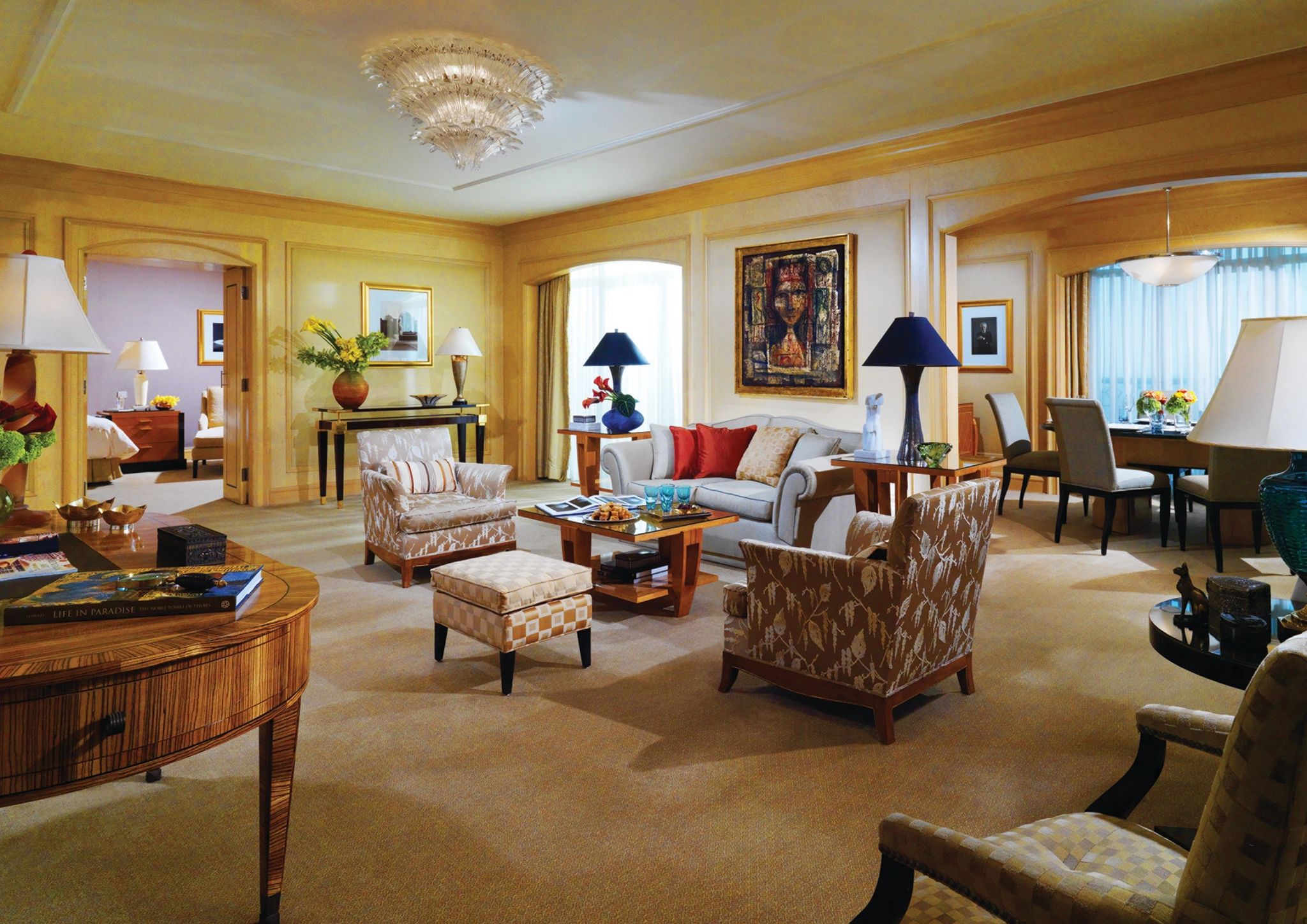 suíte presidencial espaçosa e luxuosa com decoração refinada