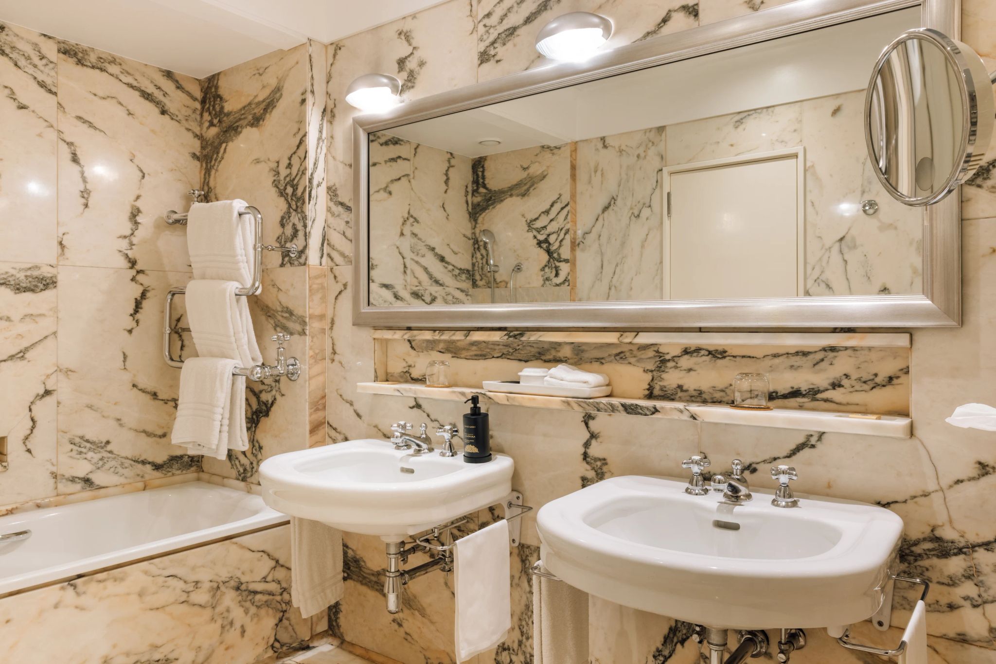 banheiro com pia dupla - pia dupla - banheira de imersao - banheiro em marmore