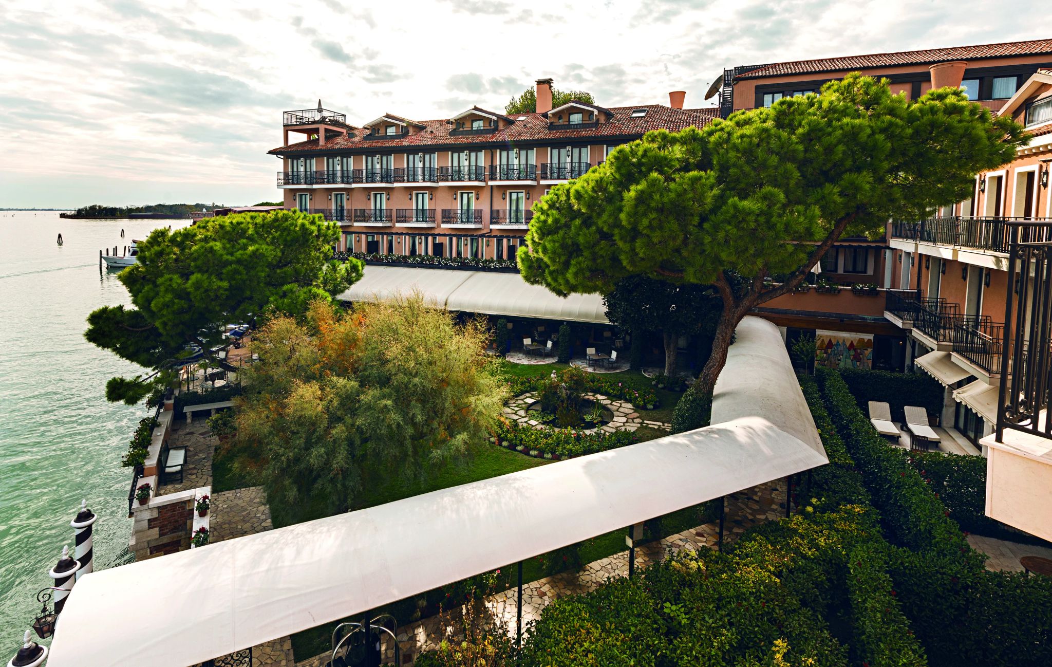 arvore bonsai - hotel com jardim - jardim amplo - area ao ar livre