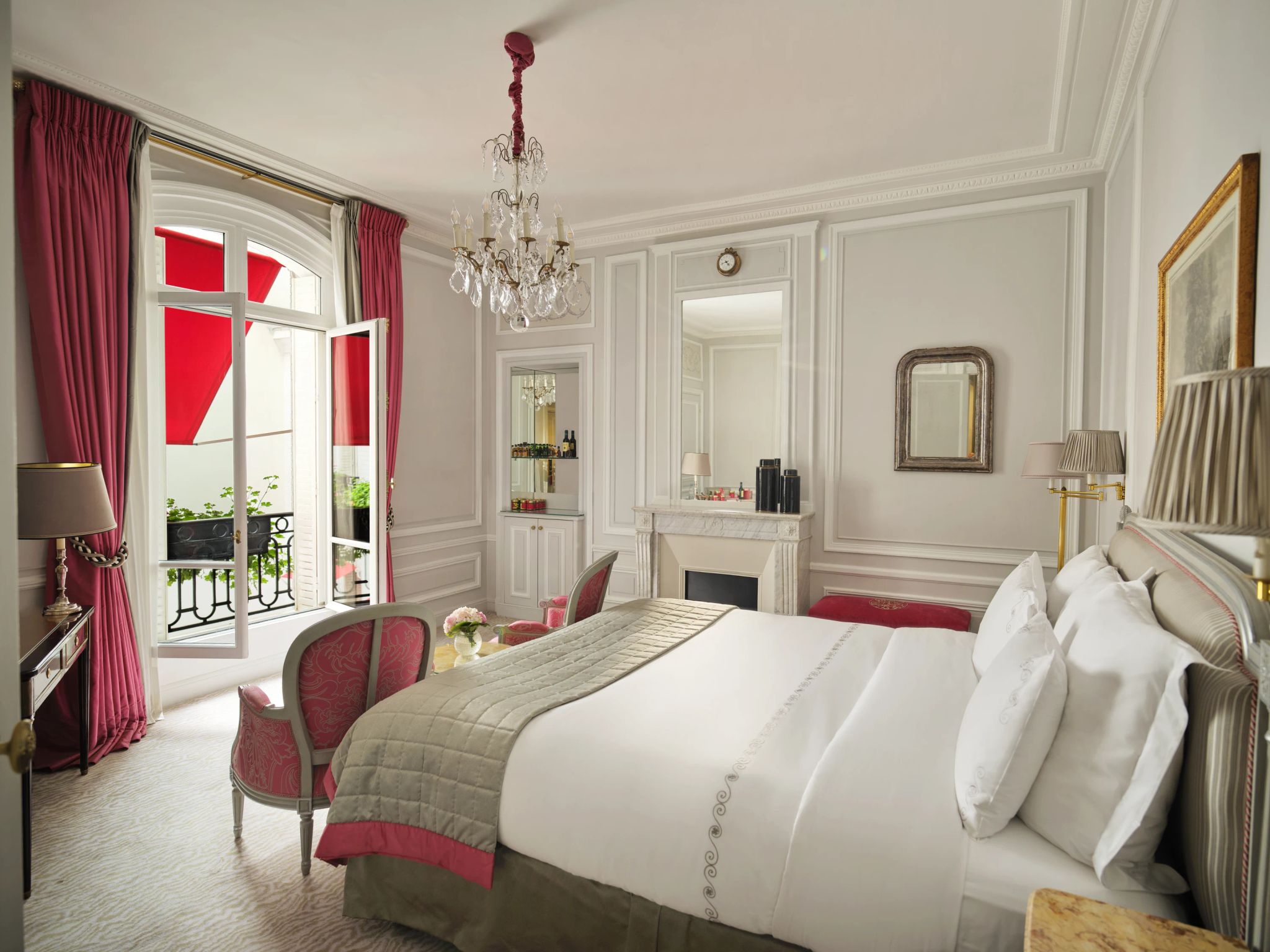 hotel plaza athenee -hotel de luxo em paris- hotel palacio