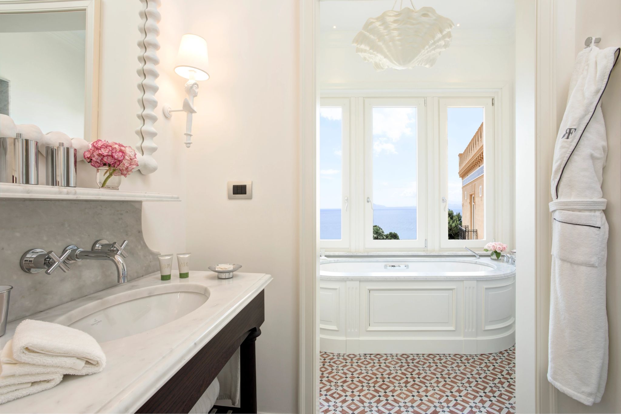 Deluxe Room Sea View banheira vista mar – banheiro amplo – banheiro de luxo - quarto vista mar